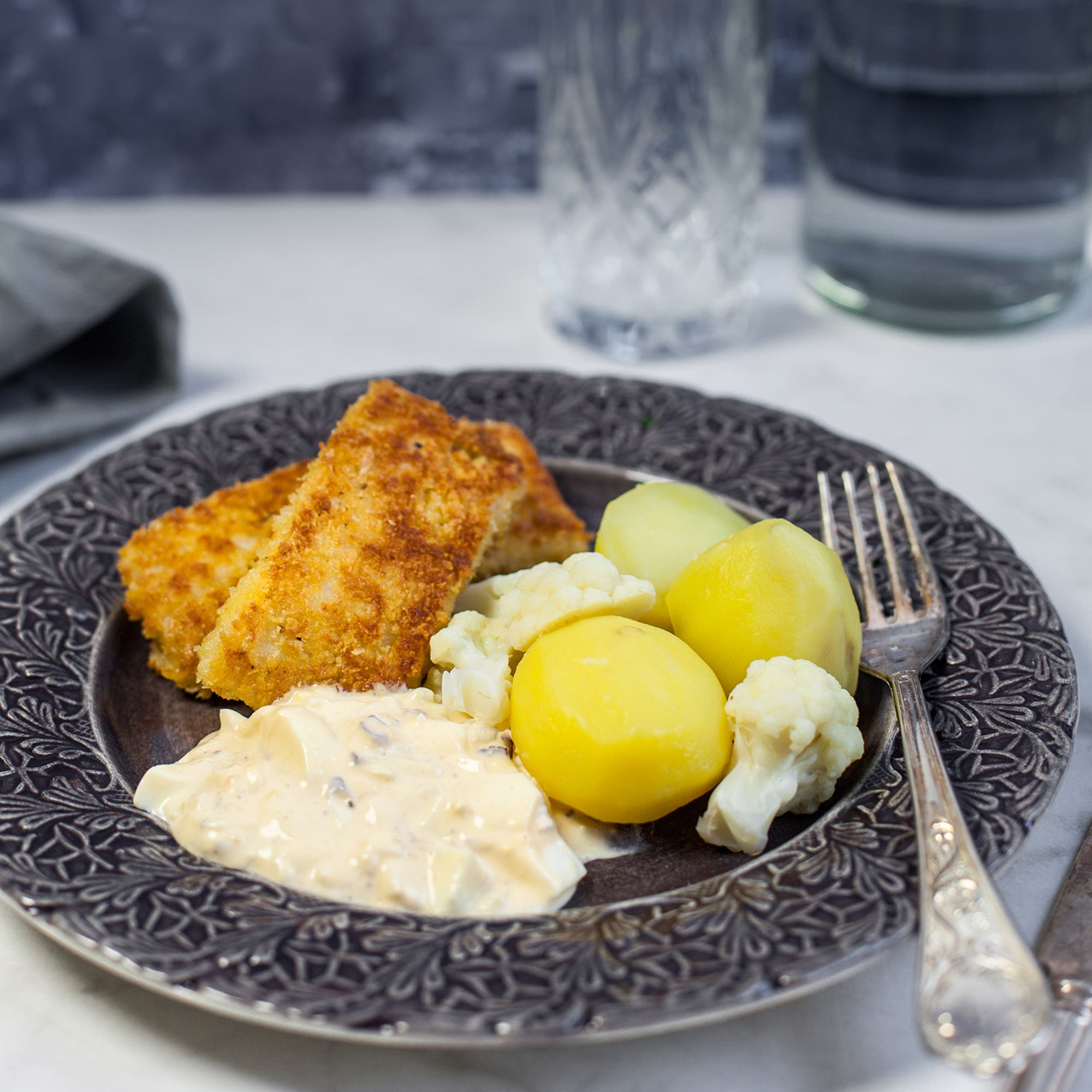 Gustavs panerade torsk med kall äggsås, kokt potatis och blomkål