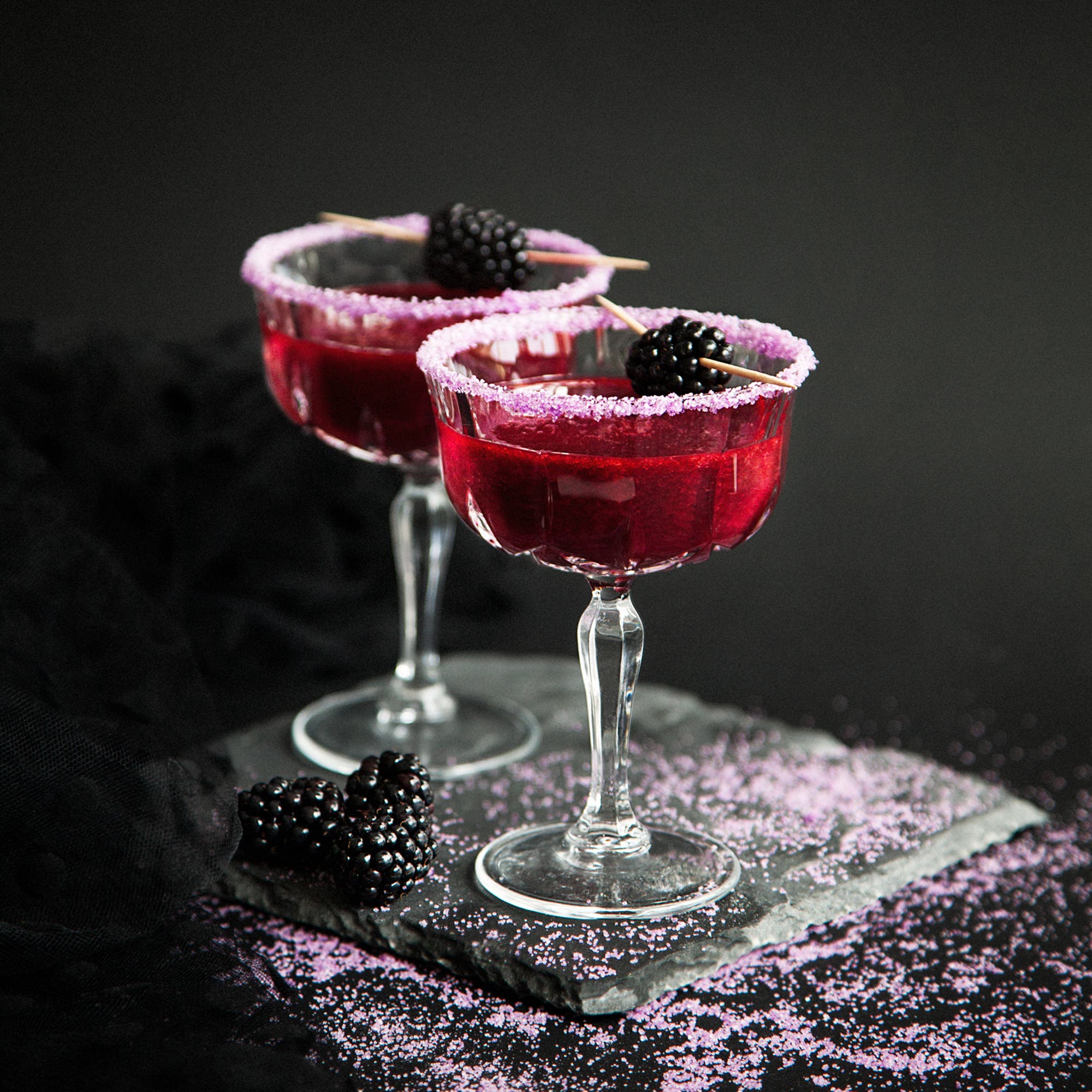 Halloweendrink med gin och björnbär