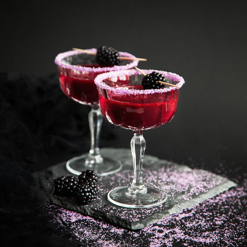 Halloweendrink med gin och björnbär