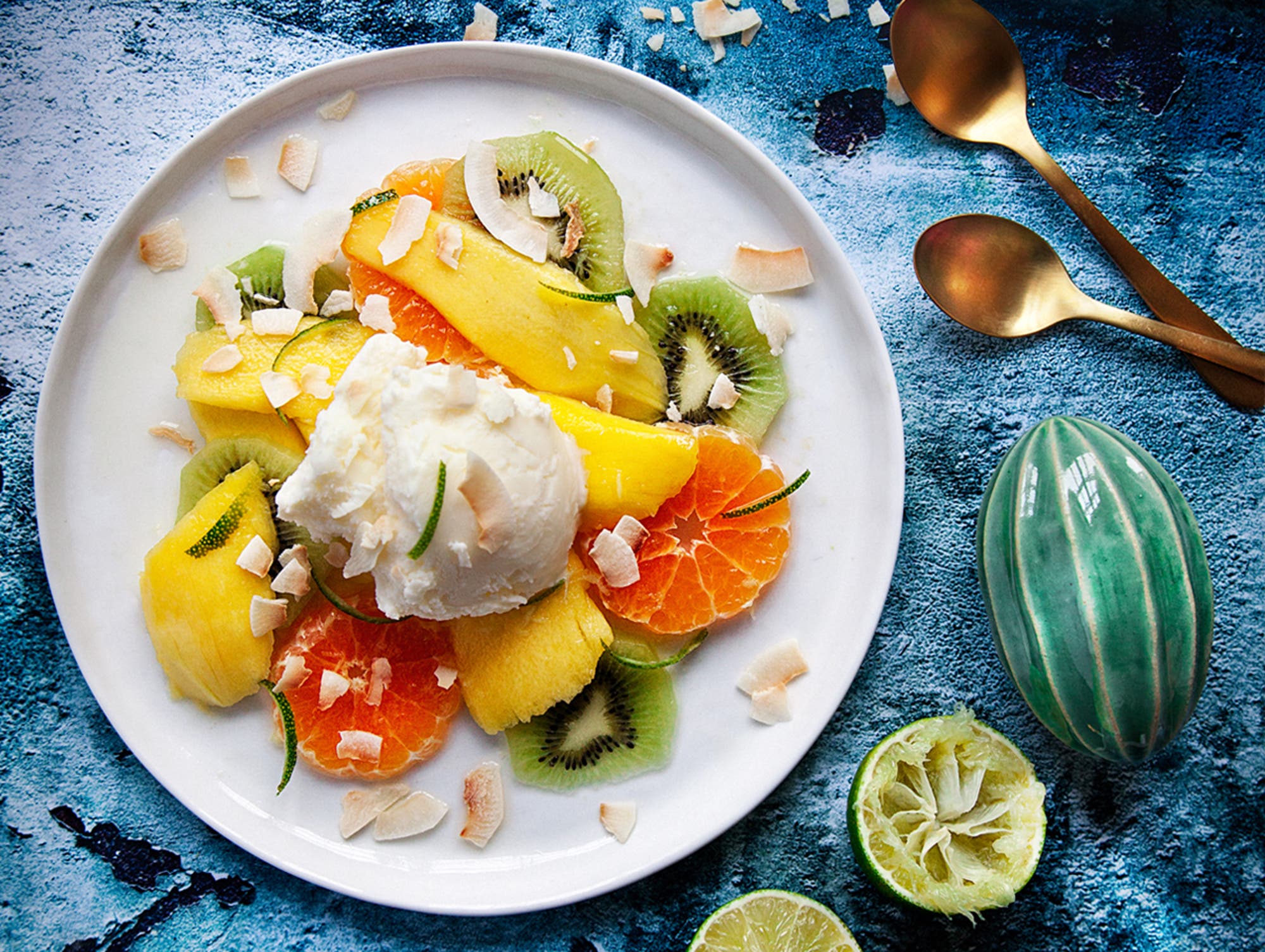 Citrus- och ingefärsmarinerad frukt med kokosglass