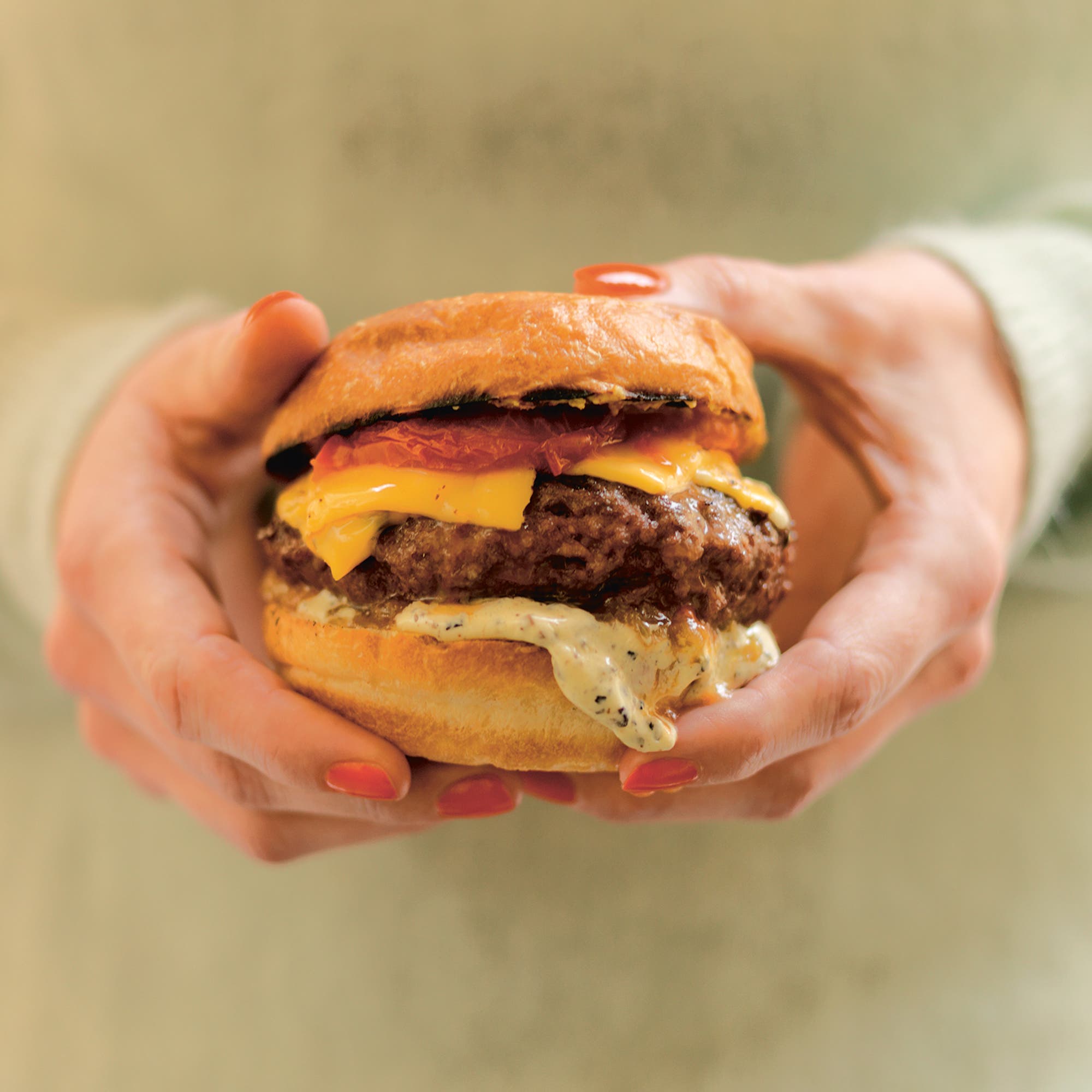 Hamburgare med cheddar, karamelliserad lök, ugnsbakad tomat och tryffelmajonnäs