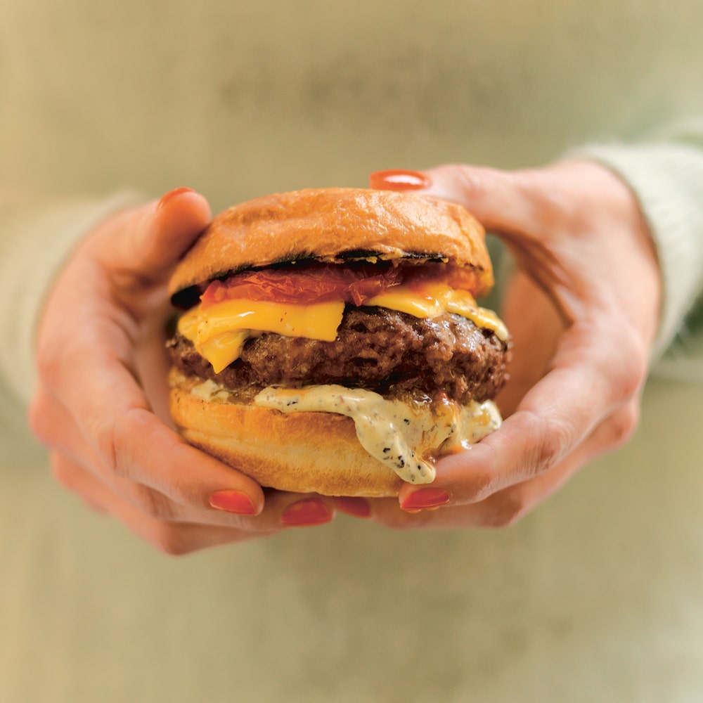 Hamburgare med cheddar, karamelliserad lök, ugnsbakad tomat och tryffelmajonnäs