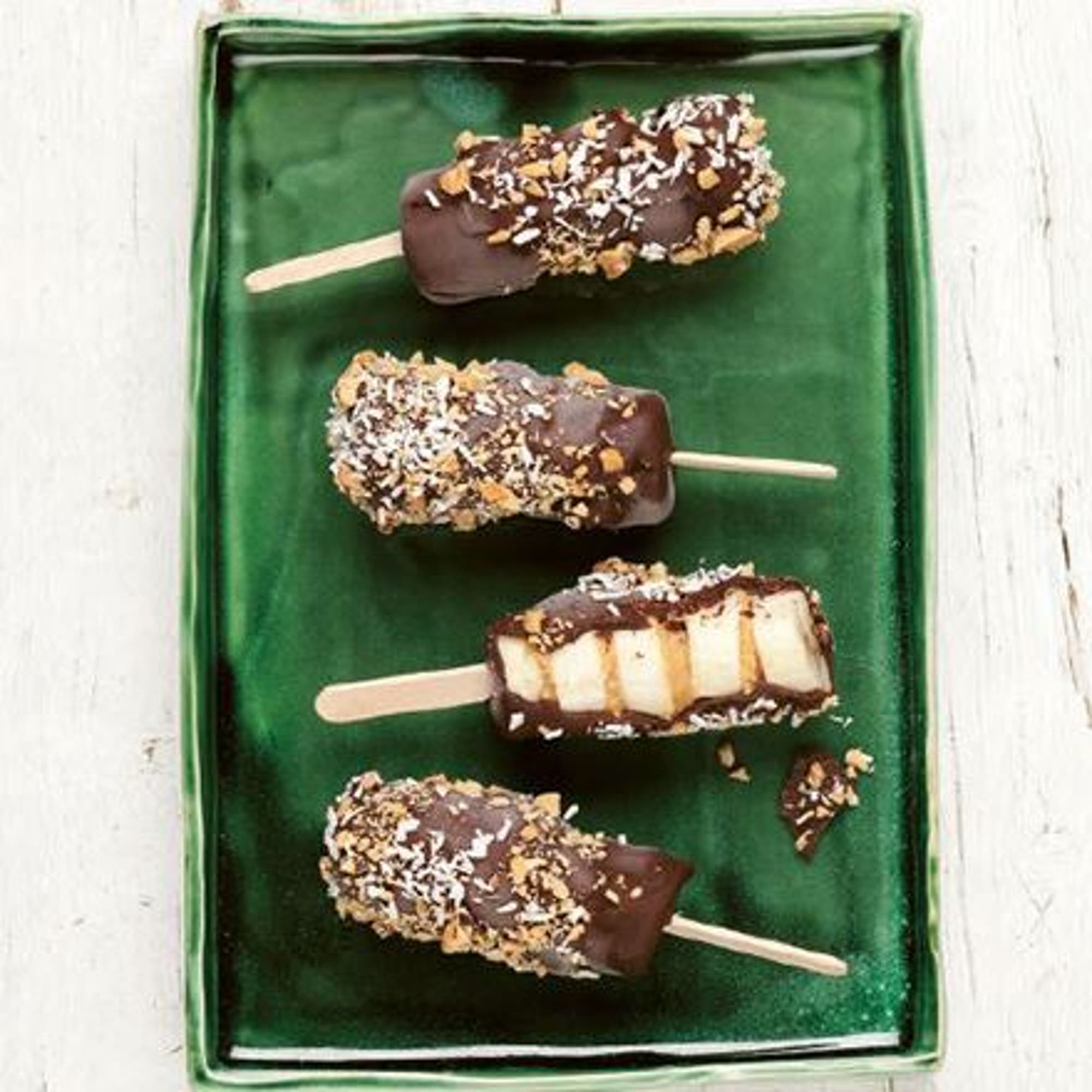 Frysta jordnöts- och chokladbananer med kokos