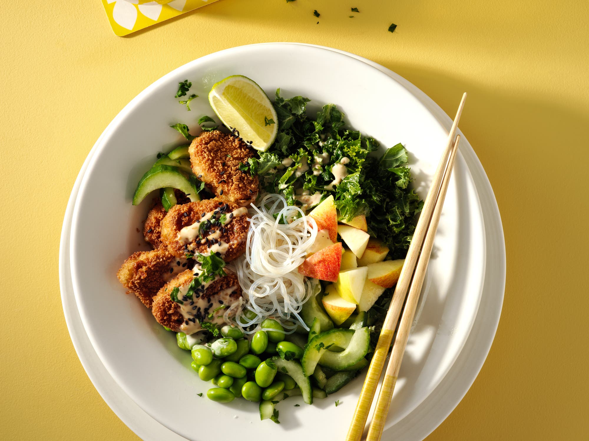 Bowl med nuggets och sesamdressing