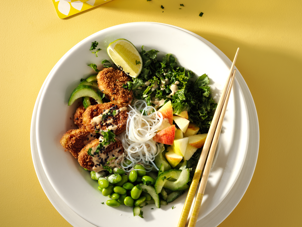 Bowl med nuggets och sesamdressing