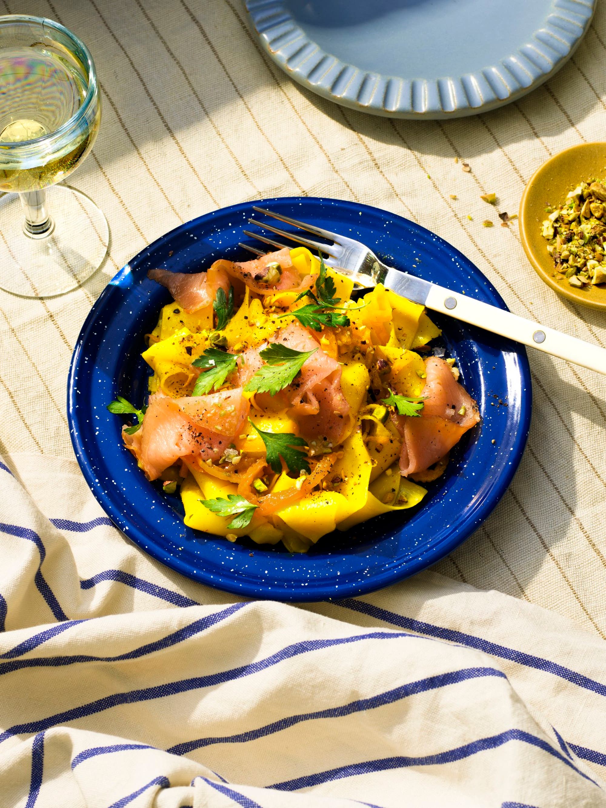 Saffranspasta med fänkål & kallrökt lax