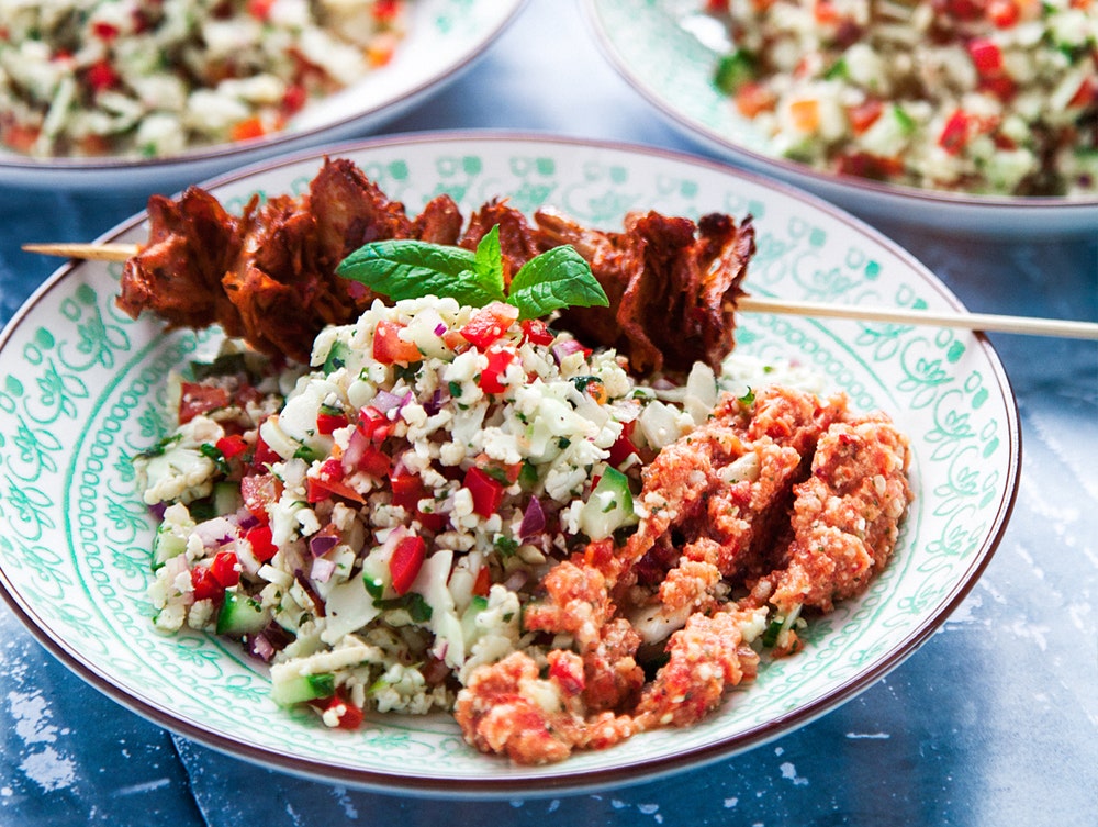Blomkålstabbouleh med oumphspett och tomat- och myntadipp