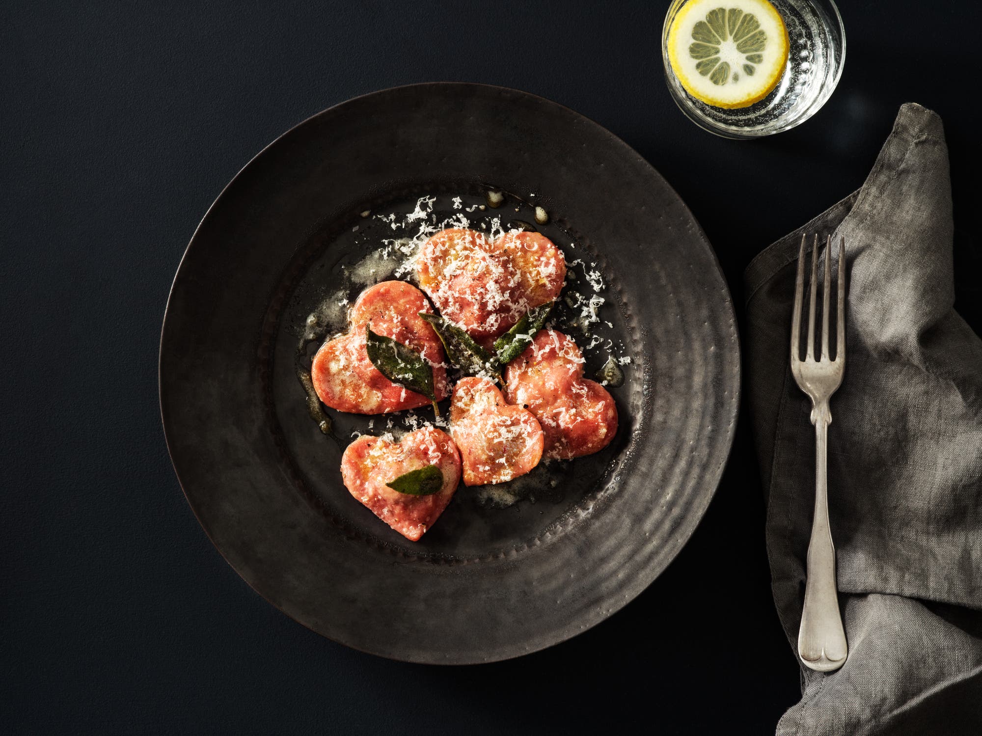 Hemgjord ravioli med ricottacrème