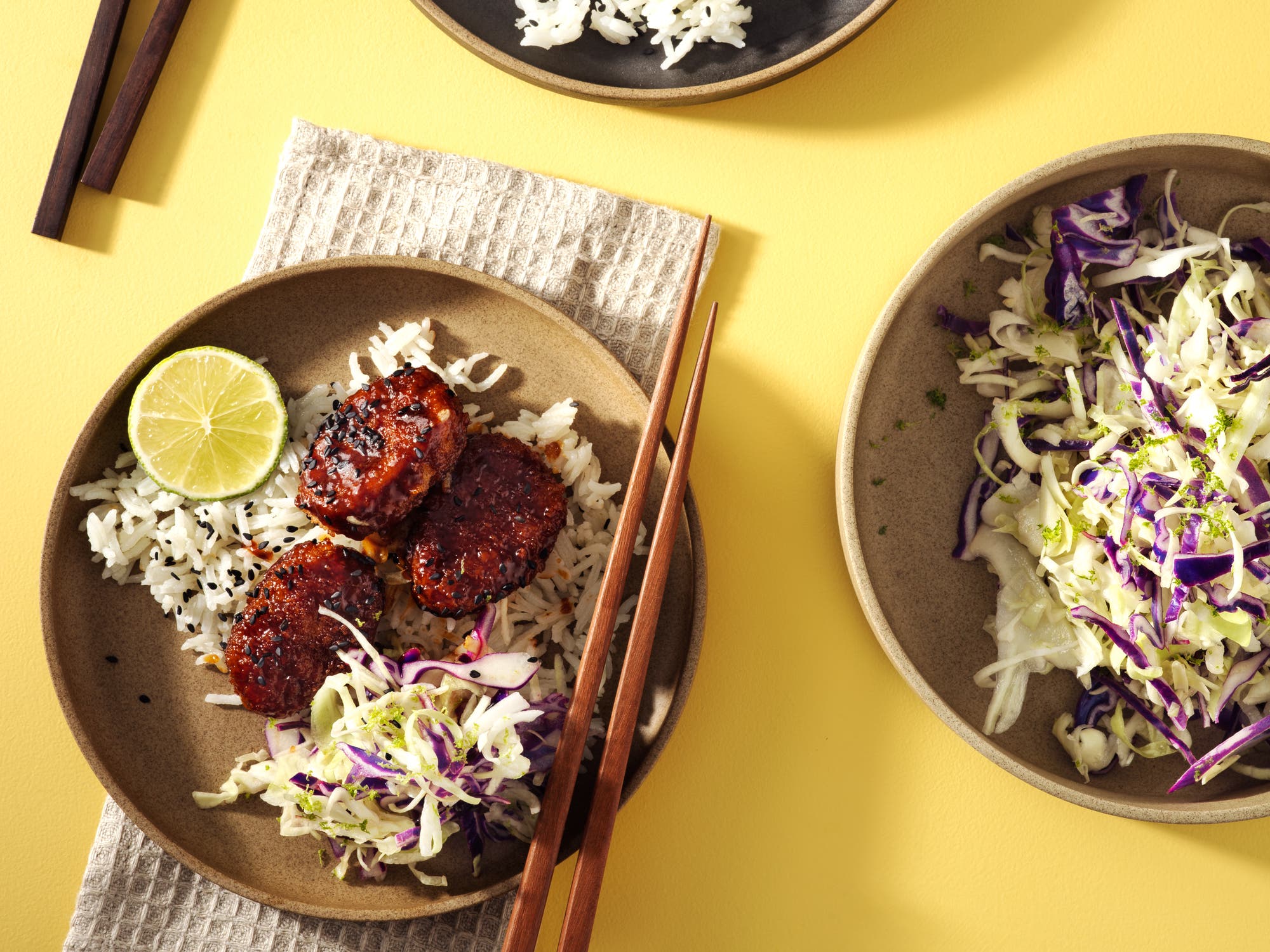Tonkatsu-nuggets med ris och kålsallad