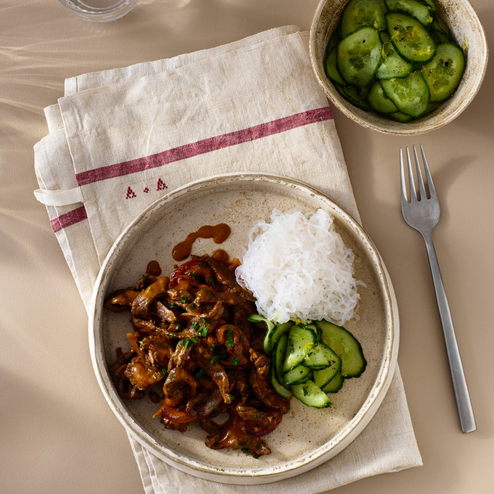 Biffstroganoff med sjögräsnudlar och inlagd gurka