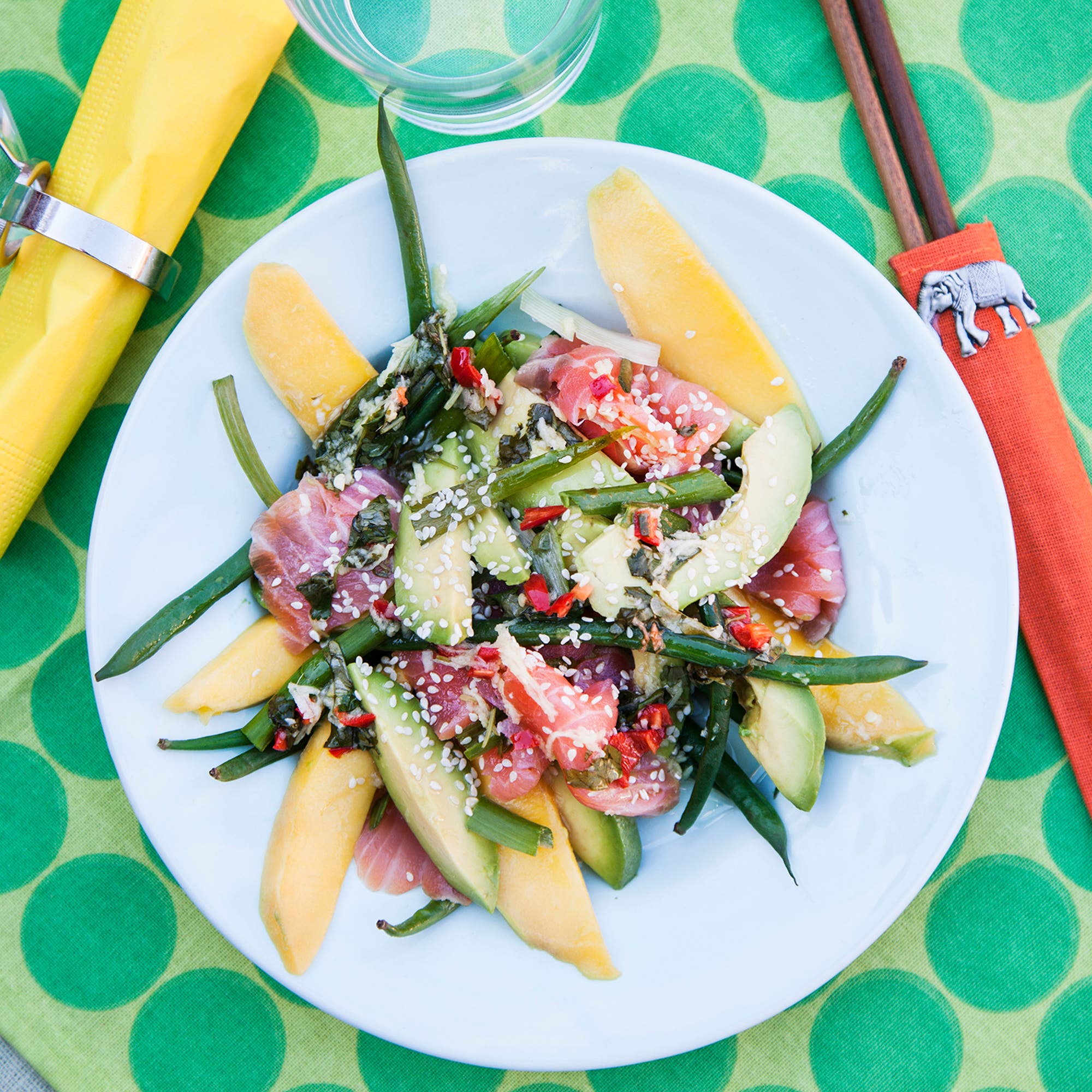 Asiatisk sallad med kallrökt lax och mango