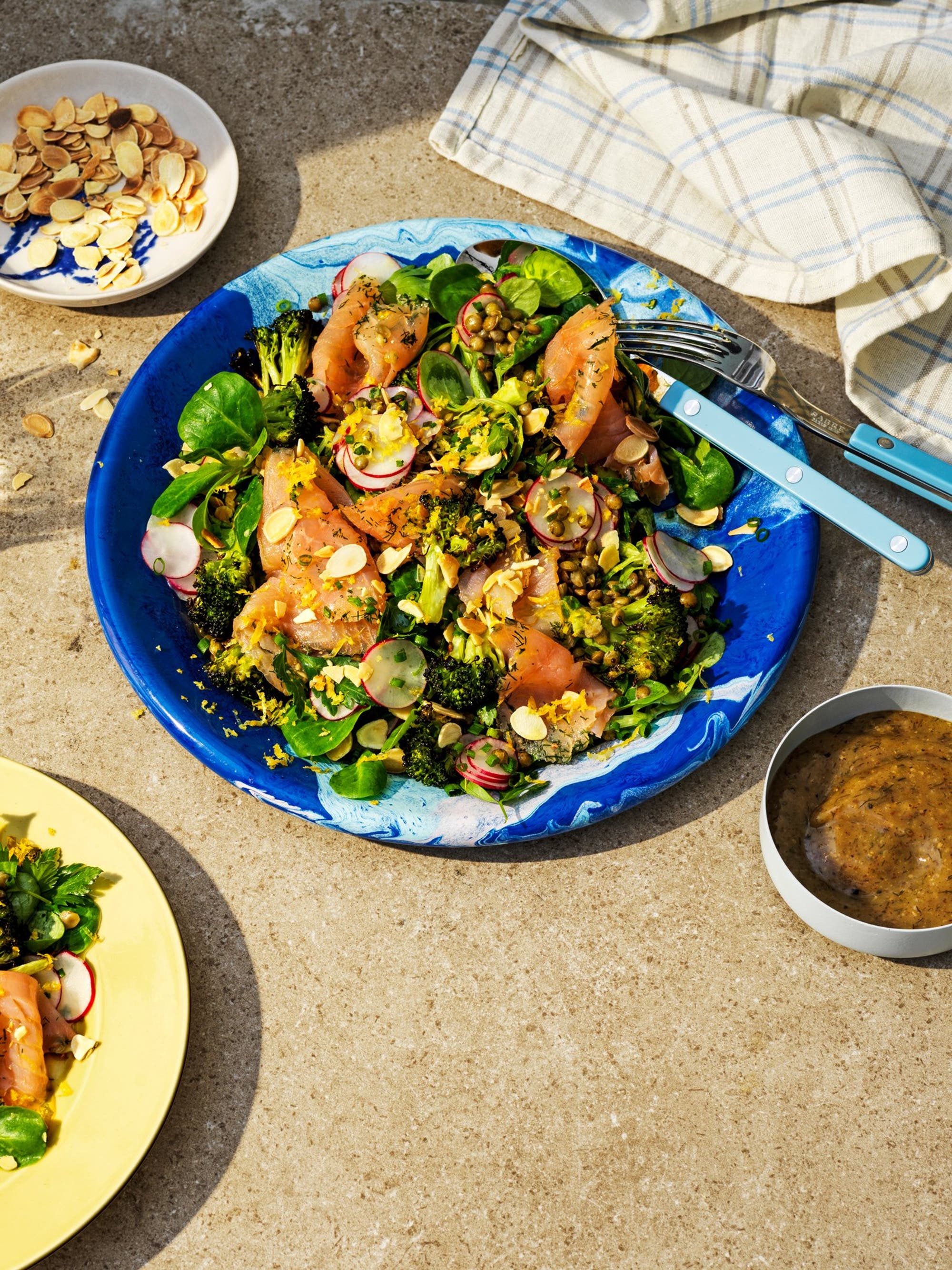 Ljummen linssallad med gravad lax