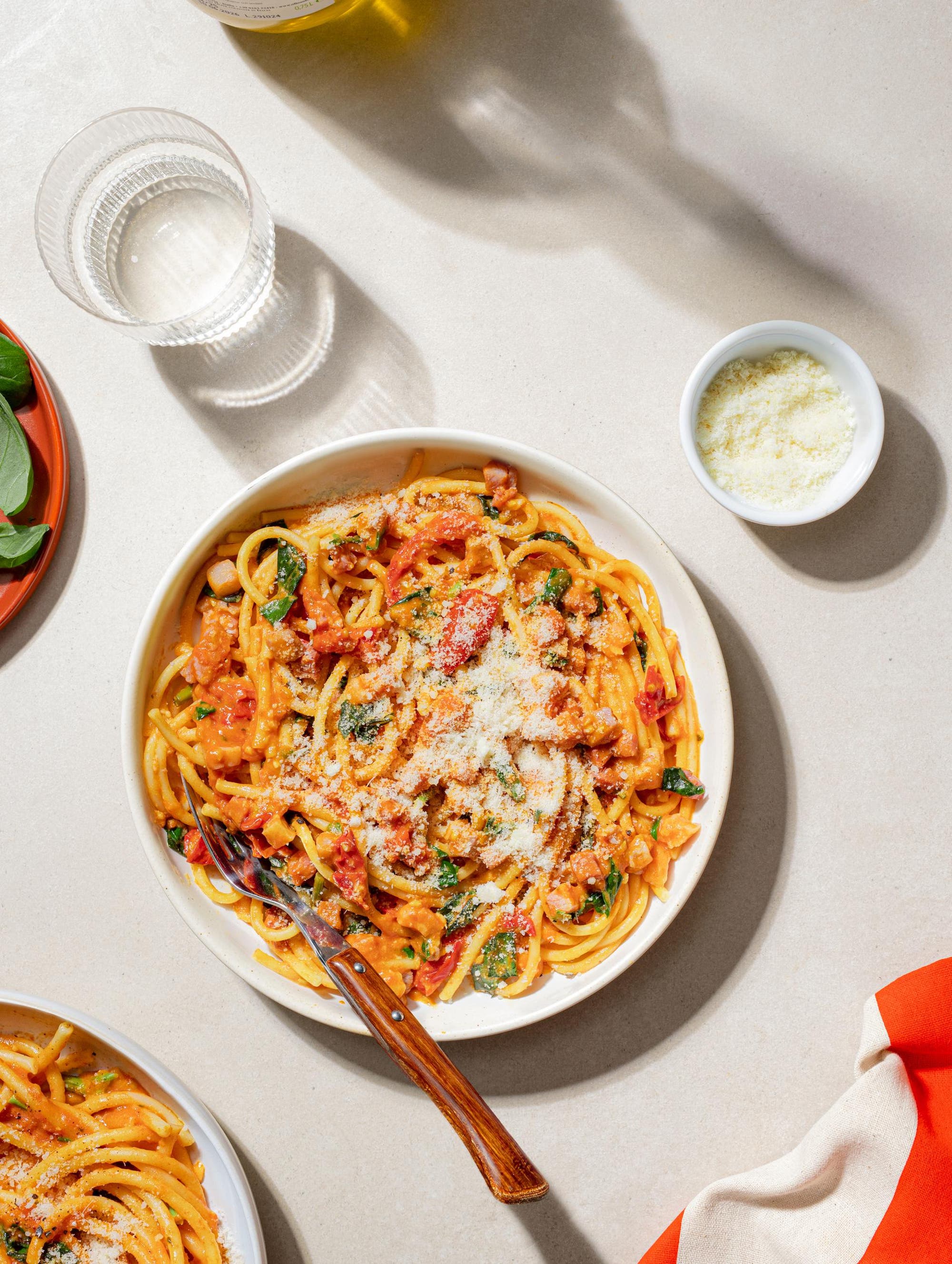 Snabb pasta med bacon, tomat och basilika