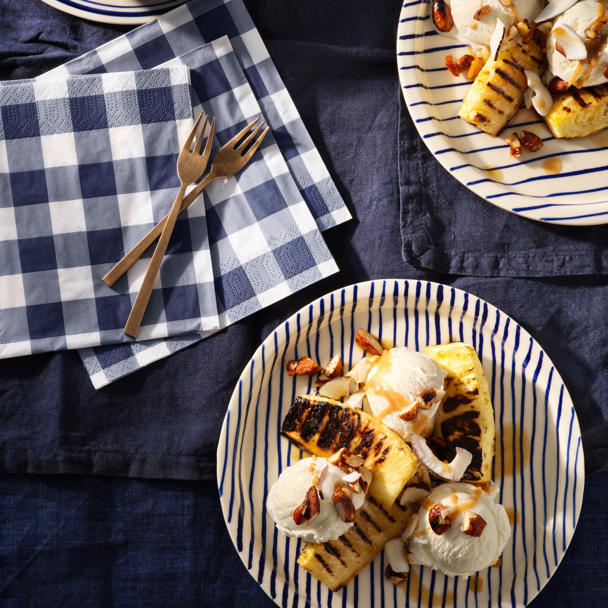 Grillad ananas med brynt smör och ingefärsglass