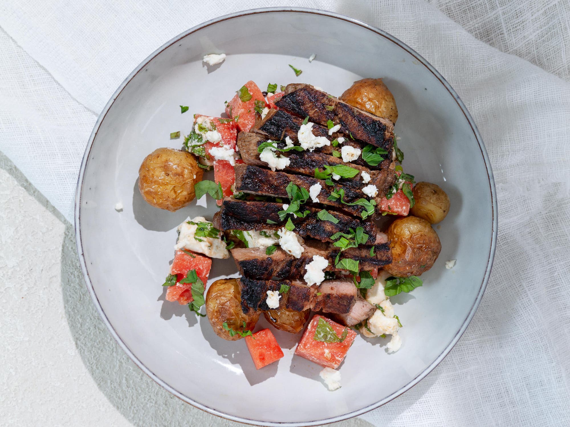 Grillad fläskkarré med rostad potatis och melon- och fetaostsallad