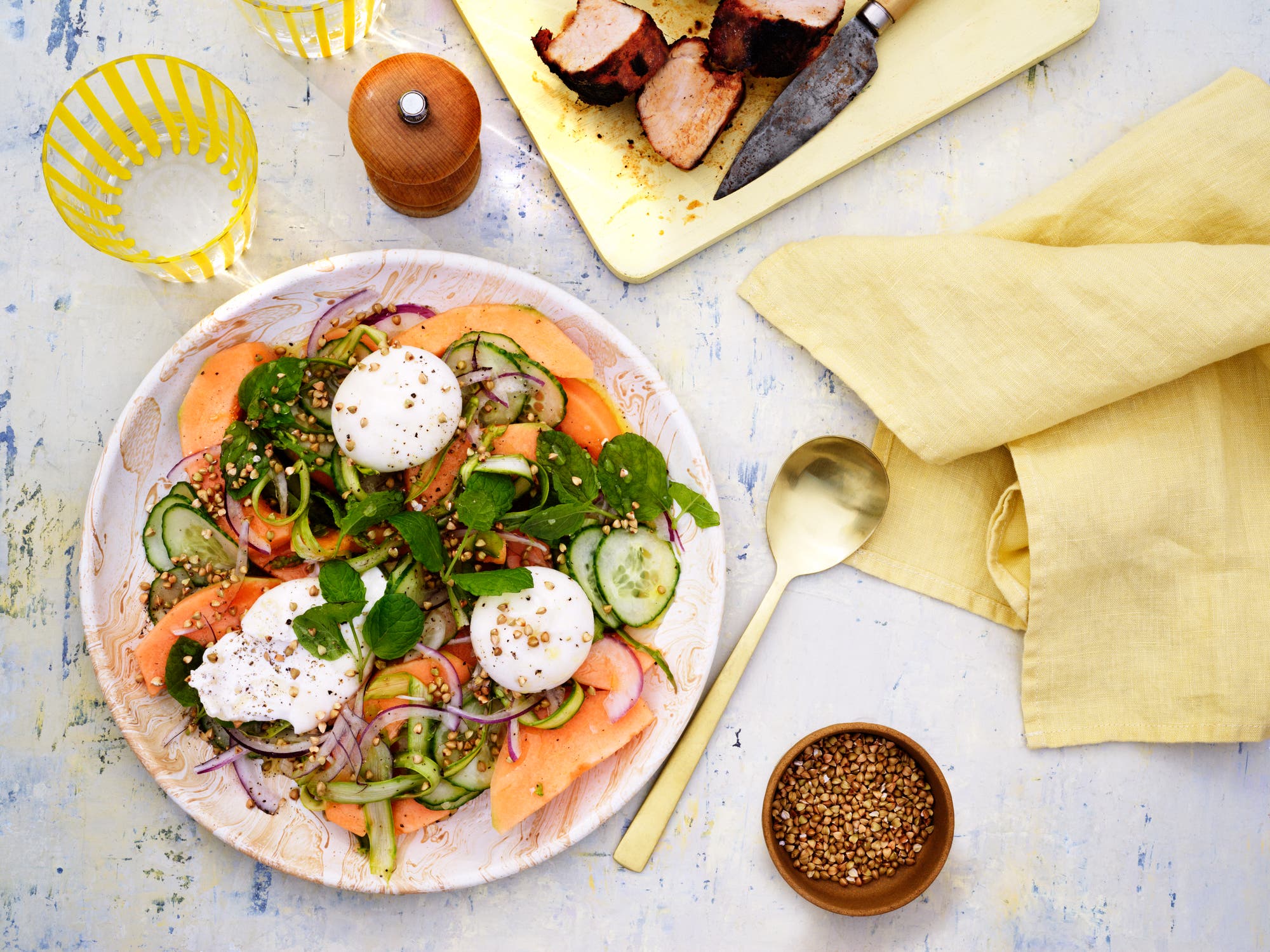 Grillspjut med melon- och myntasallad