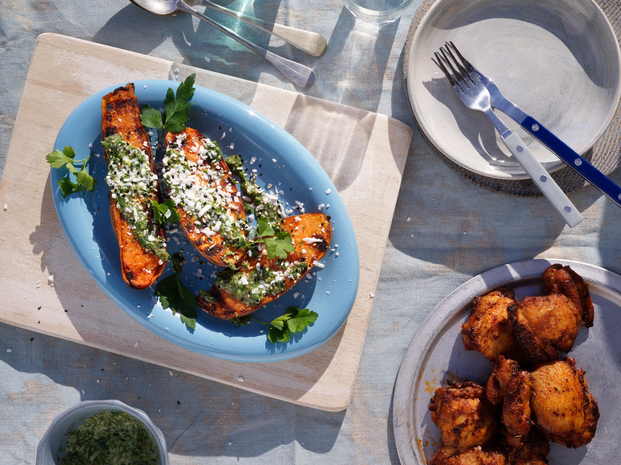 Grillad kyckling med grillad sötpotatis och riven fetaost