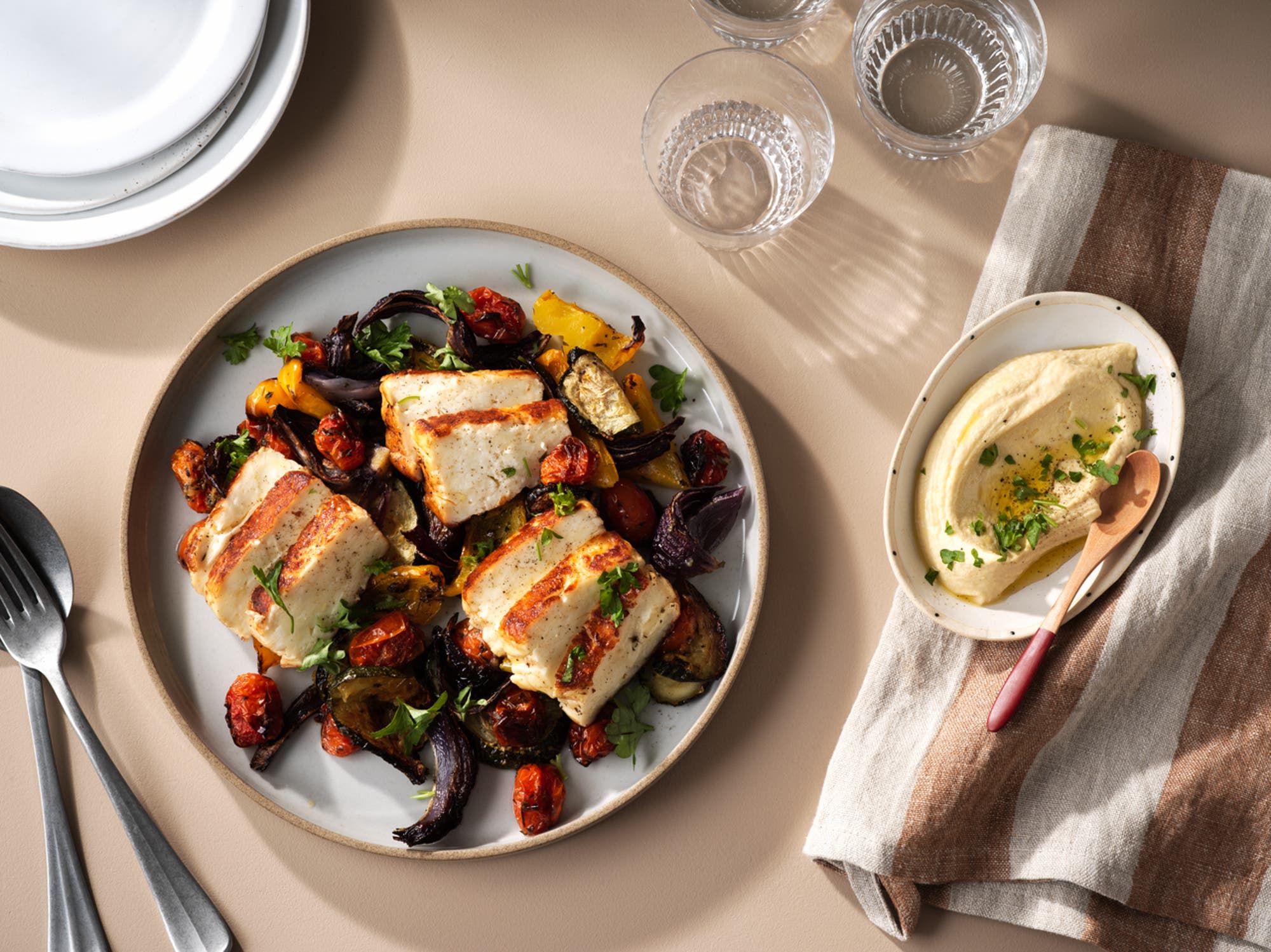 Medelhavsgrönsaker på plåt med halloumi och hummus