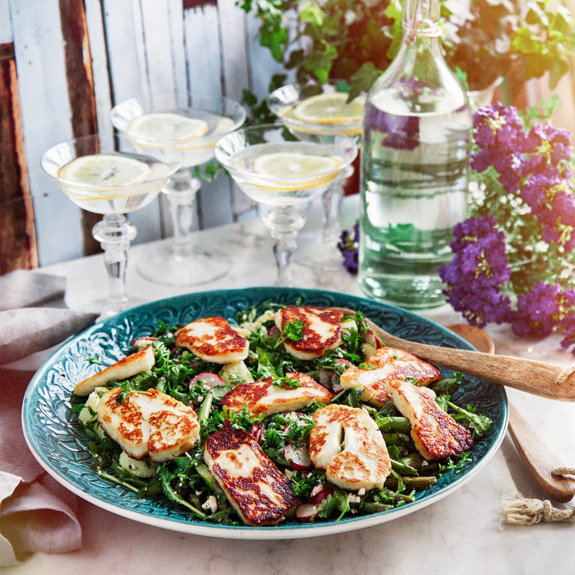 Örtig potatissallad med sparris, fetaost och halloumi