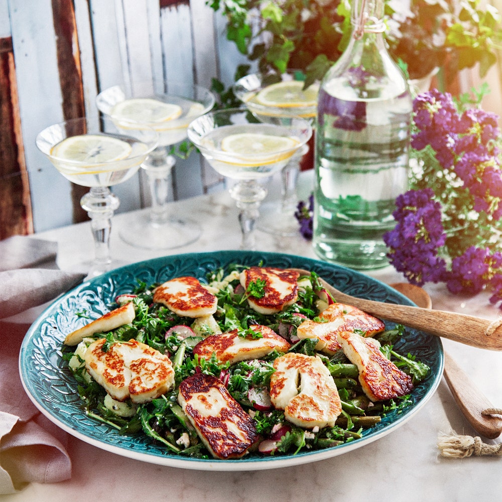 Örtig potatissallad med sparris, fetaost och halloumi