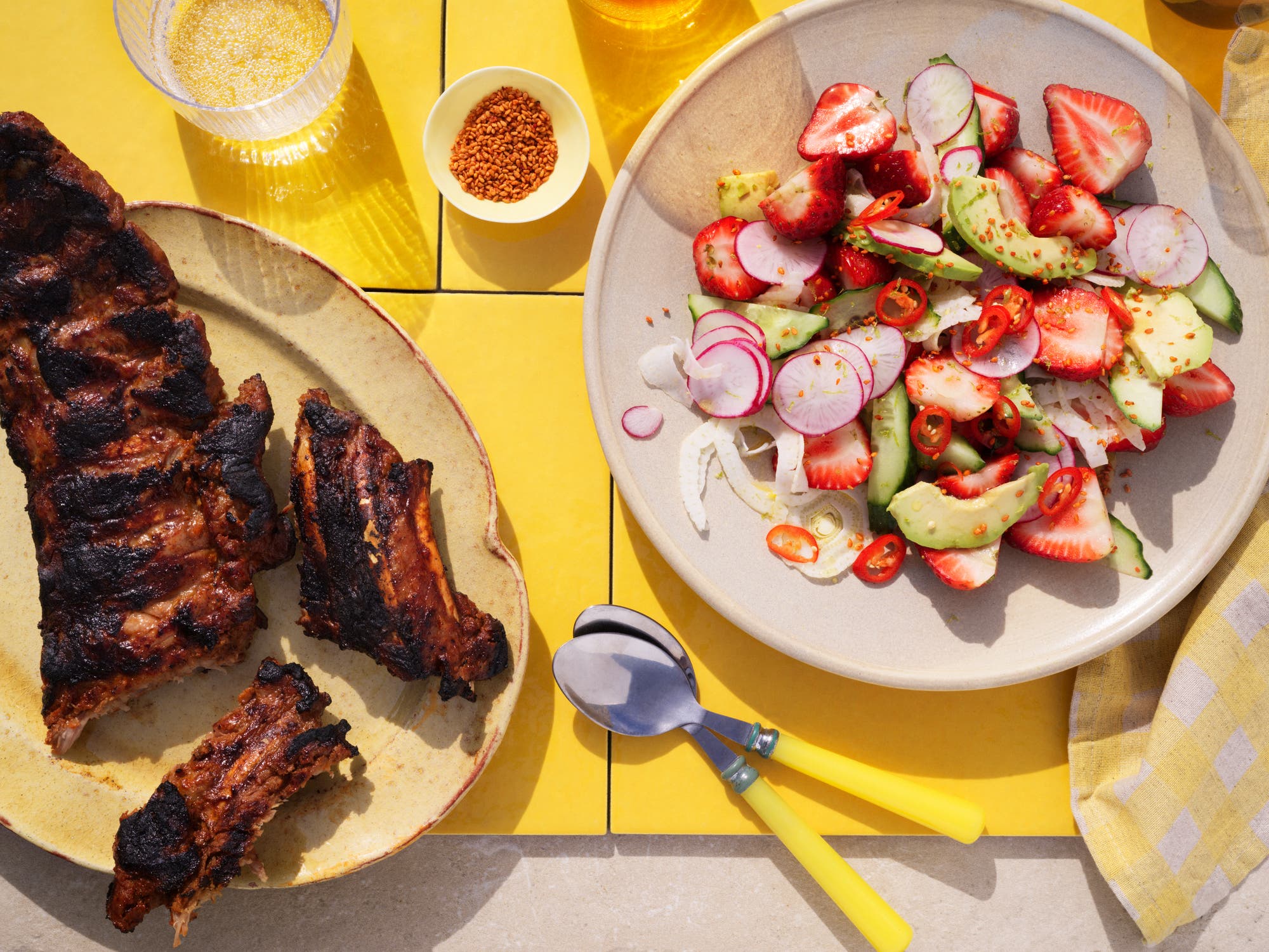 Snabbgrillade kamben med jordgubbssallad