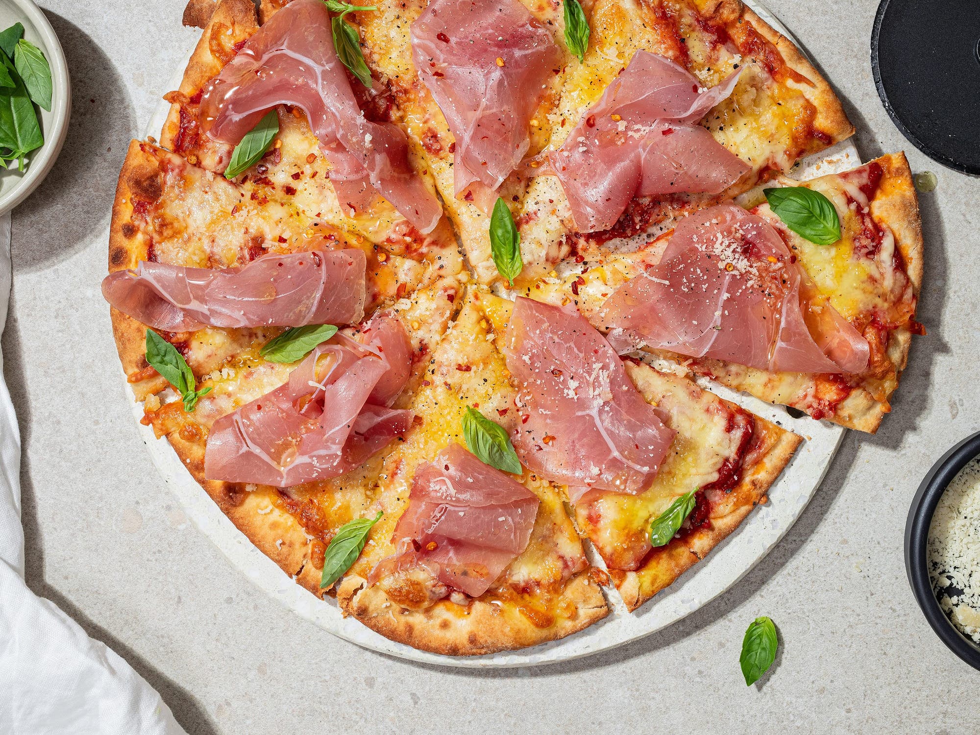 Snabb pizza med lufttorkad skinka