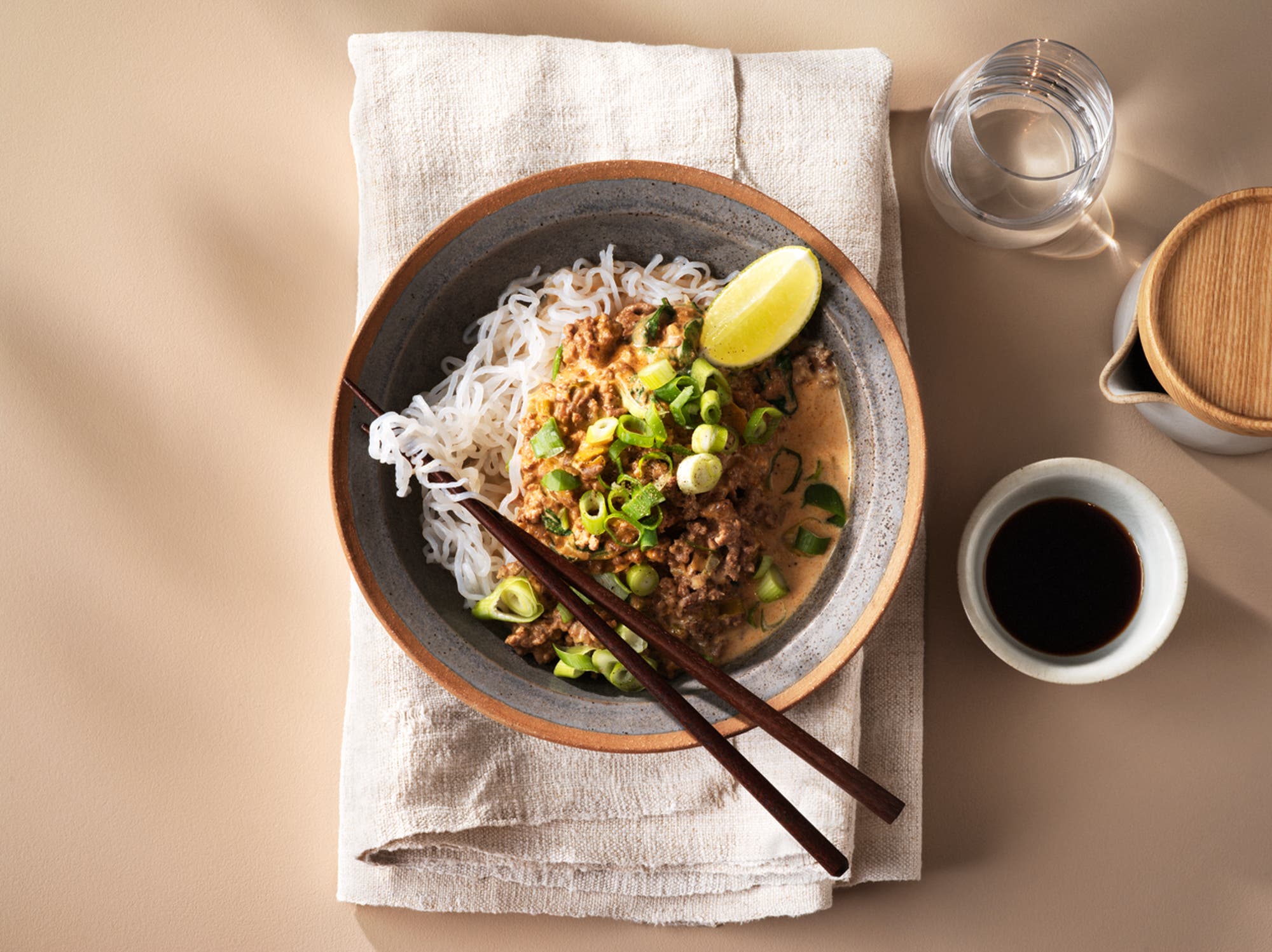 Thaifärsgryta med röd curry och spenat