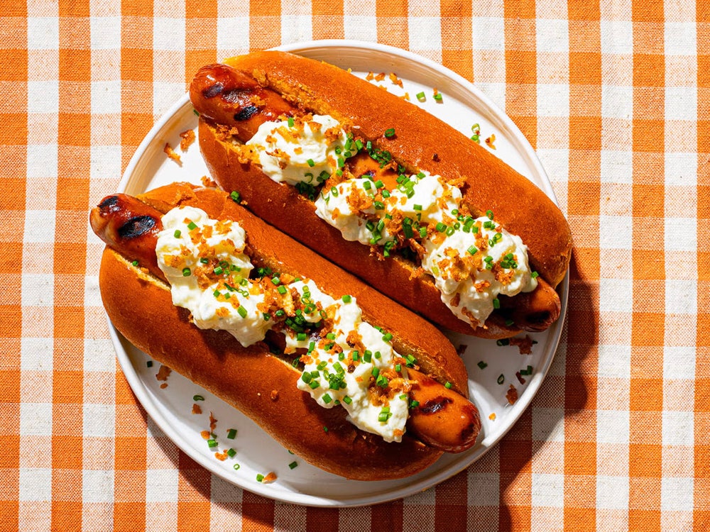 Grillad korv med potatissallad och krispig lök