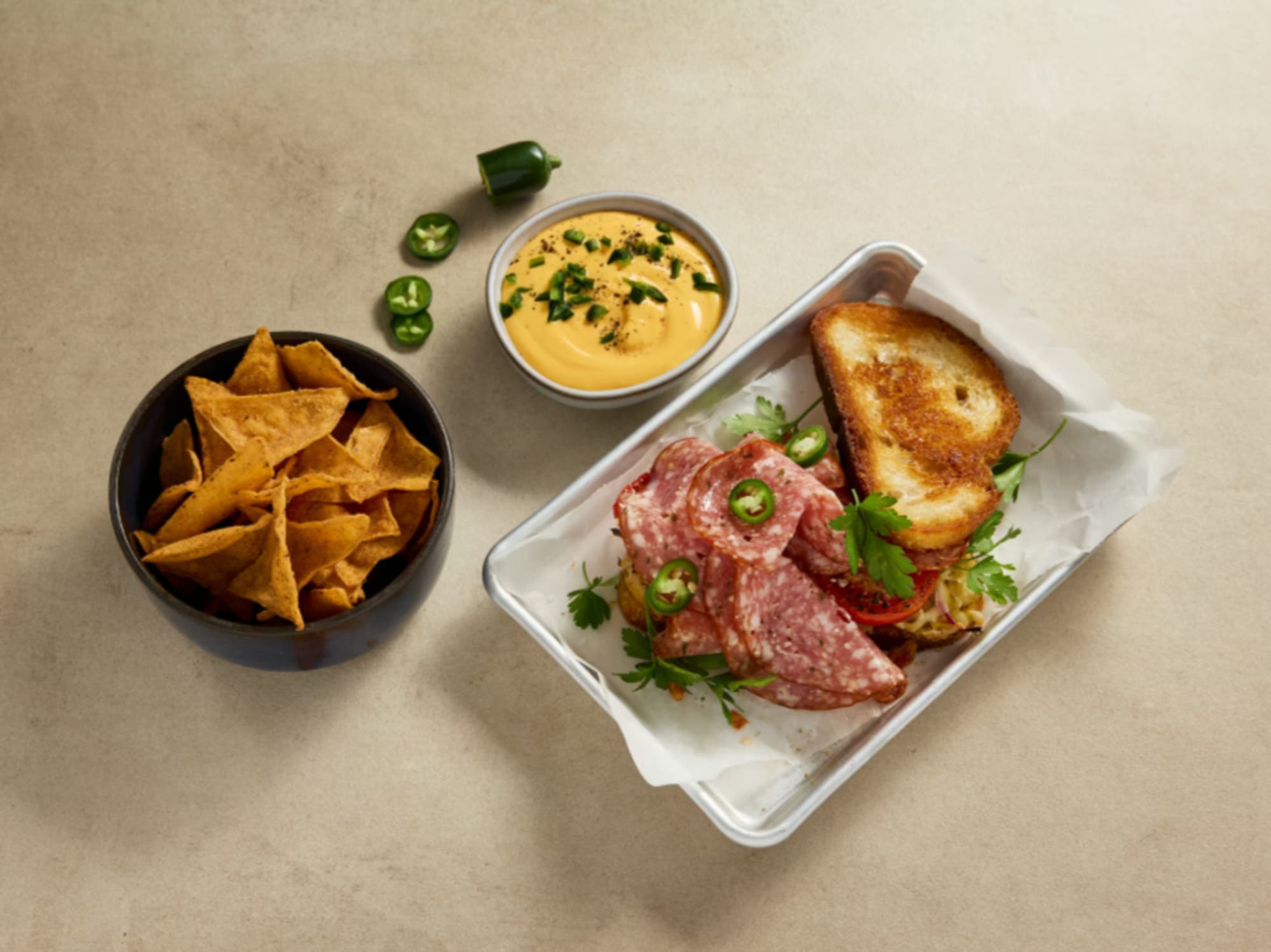 Gratinerad ostmacka med ost och jalapeñosalami