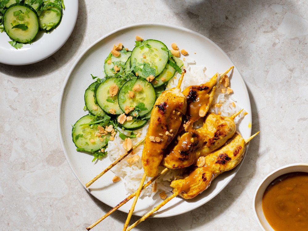 Snabb kycklingsatay med ris och gurksallad
