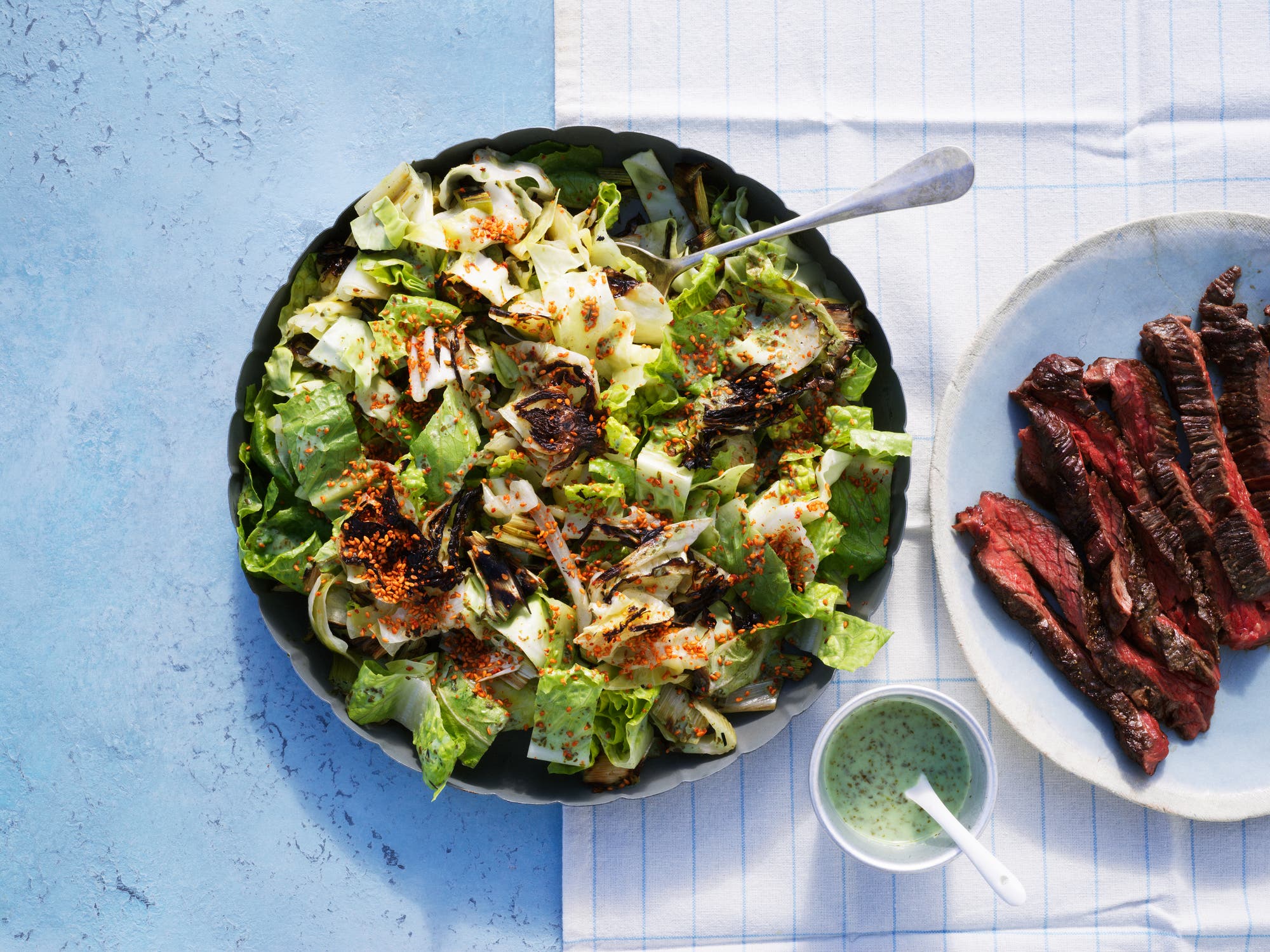 Flapsteak med grillad grön sallad