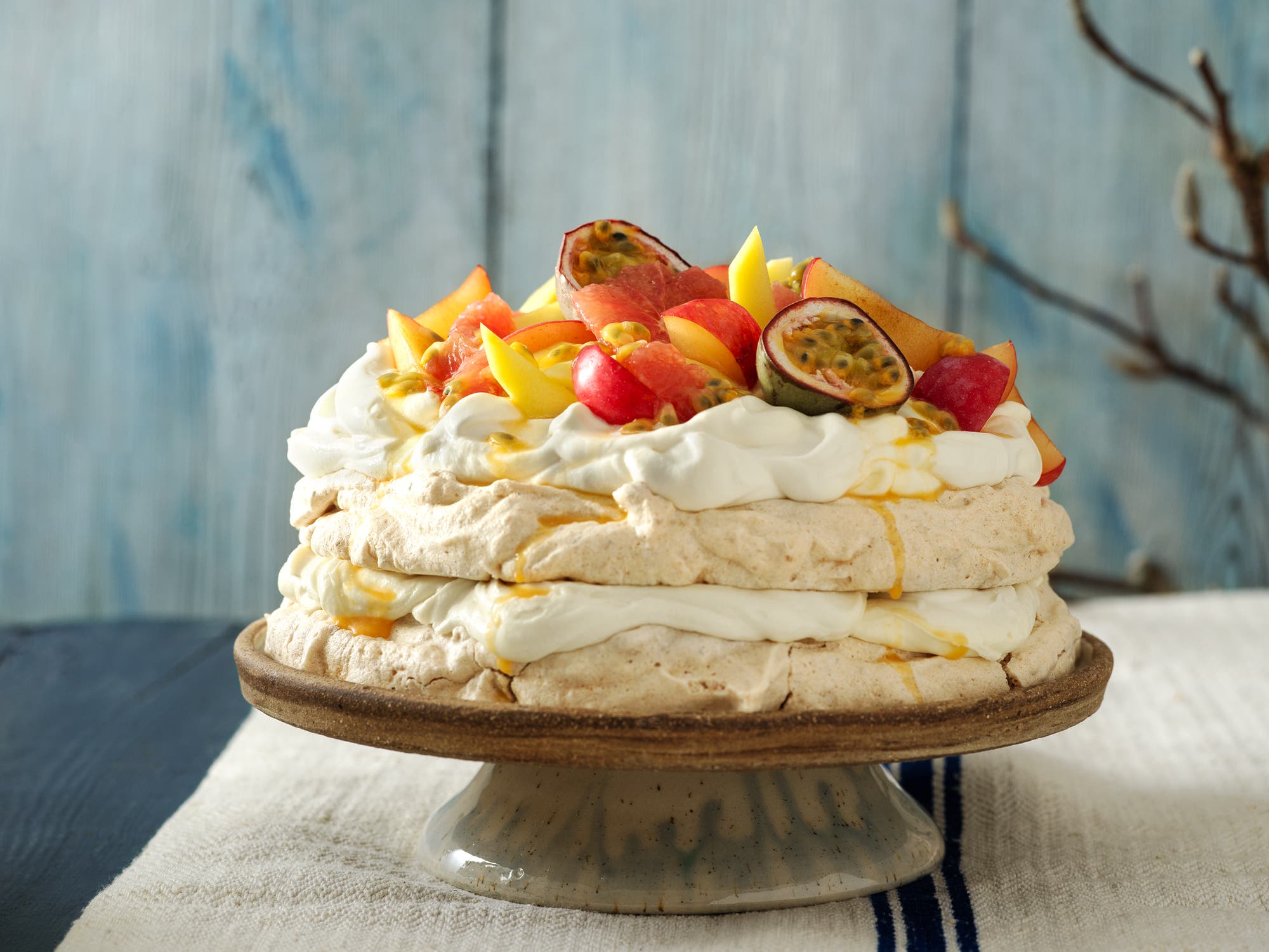 Pavlova på hasselnötsmaräng med vit chokladkräm