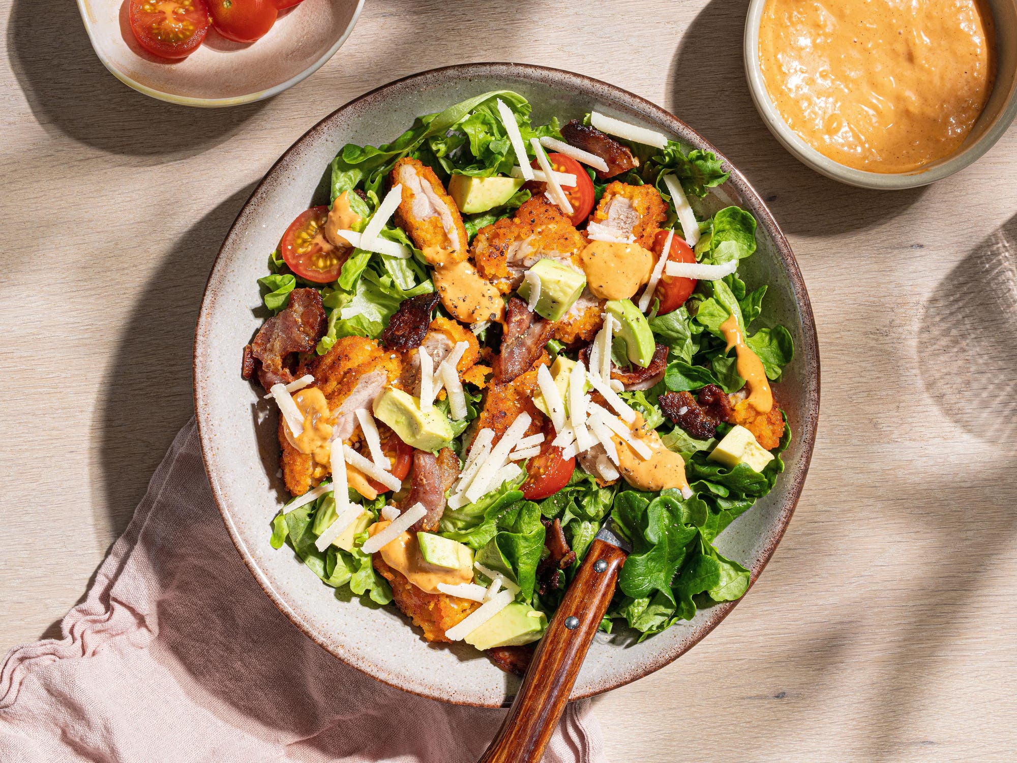 Snabb sallad med krispig kyckling, bacon och avokado