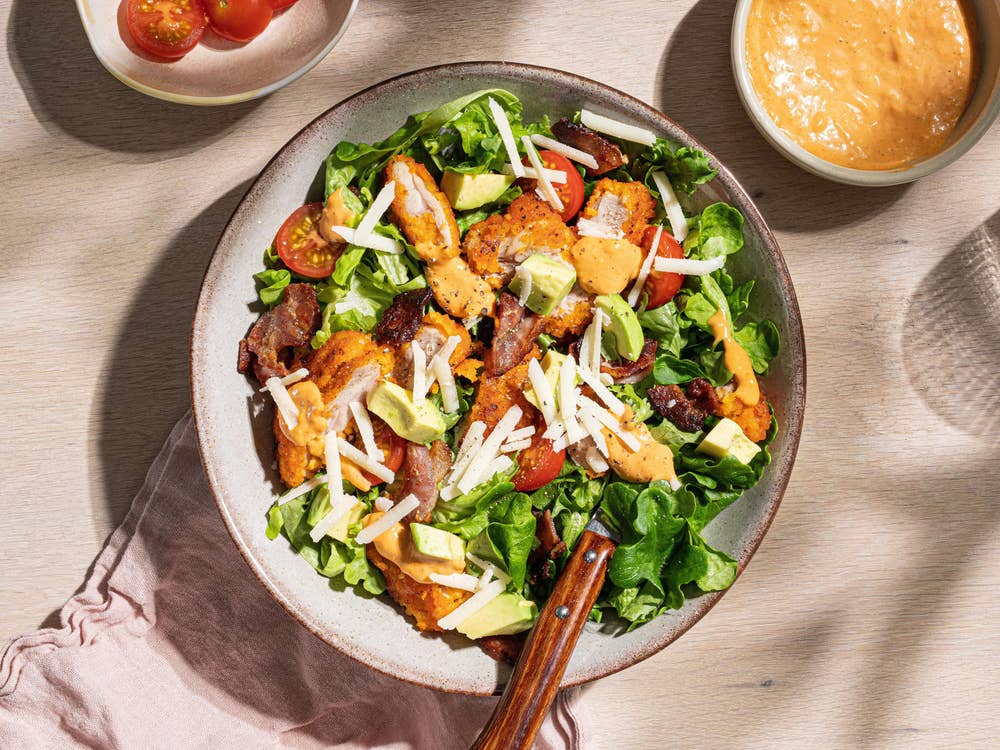 Snabb sallad med krispig kyckling, bacon och avokado
