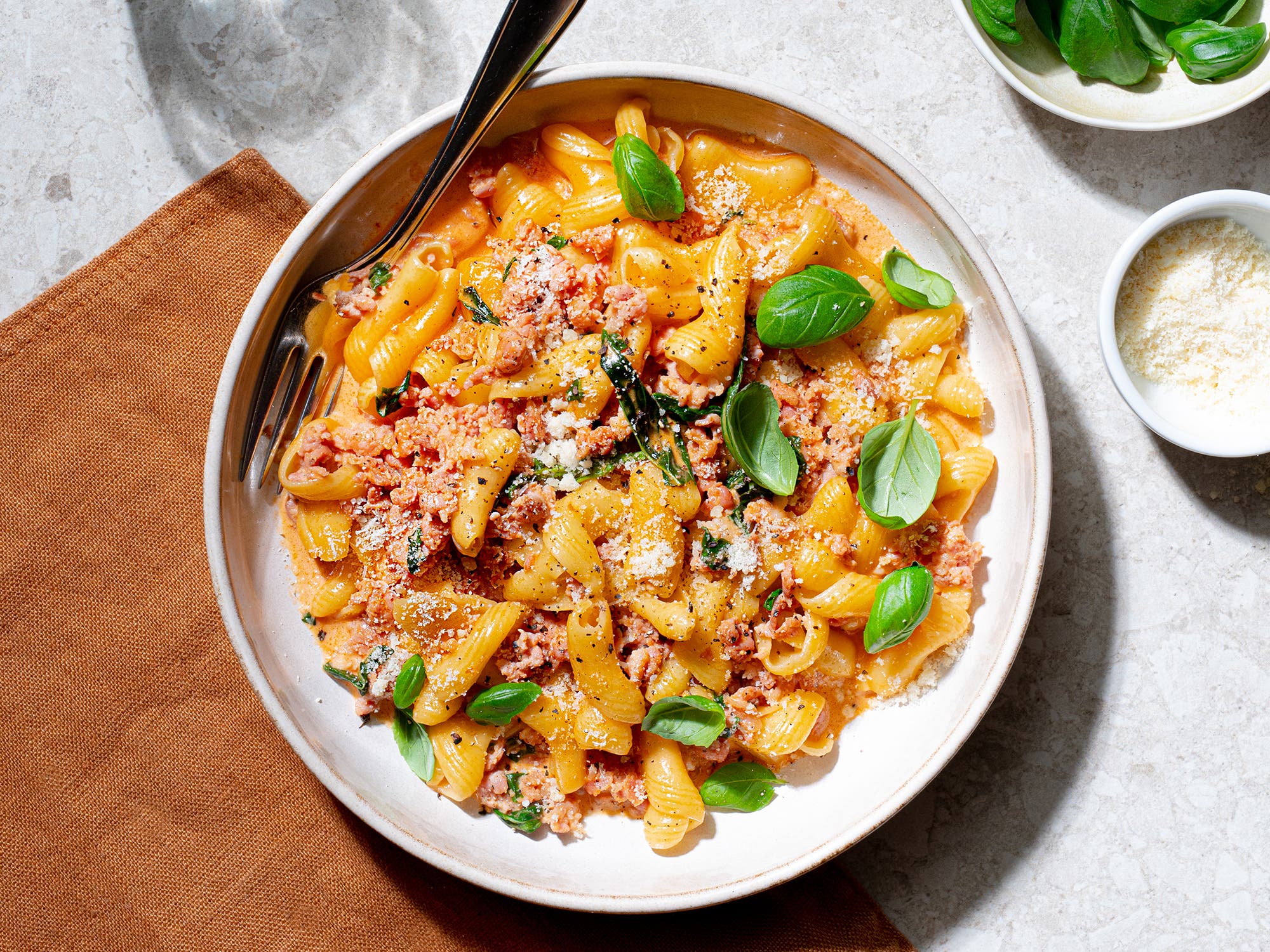 Snabb krämig pasta med salsiccia