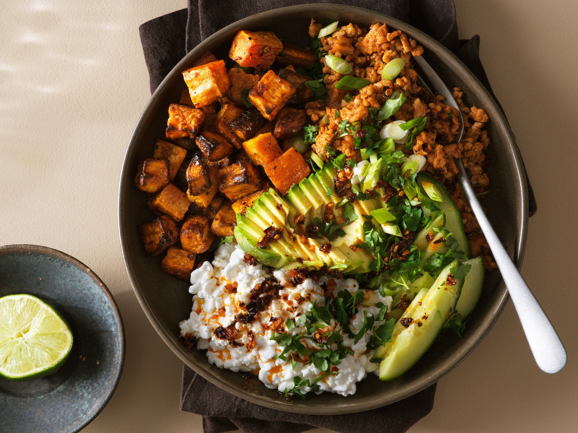 Sötpotatisbowl med krispig kycklingfärs och keso