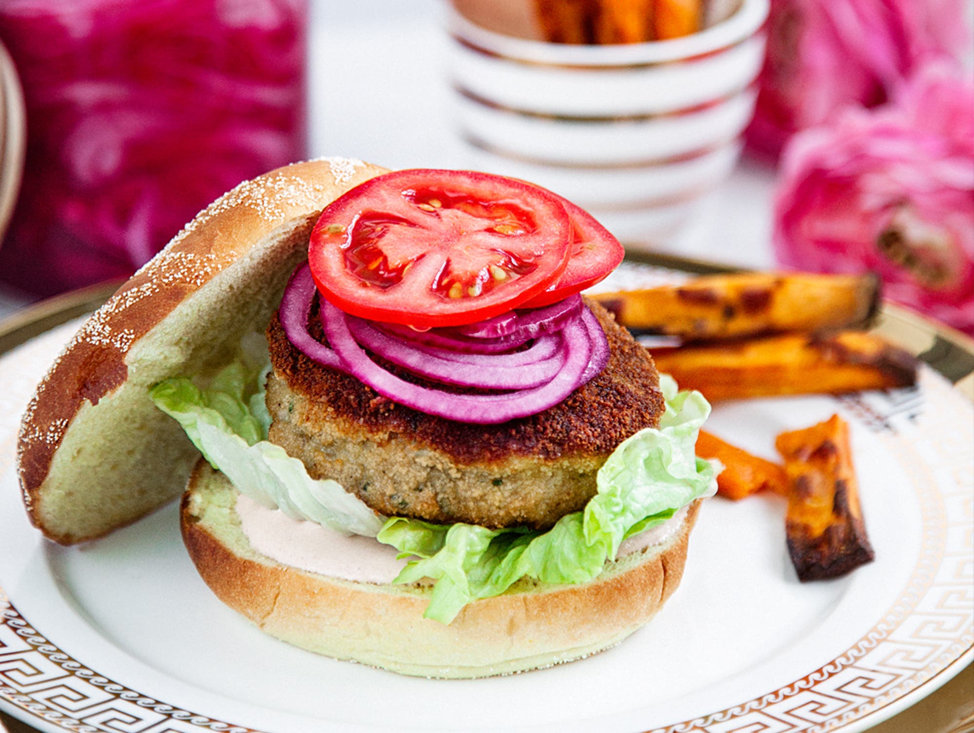 Kycklingburgare med sötpotatisfrites och picklad lök