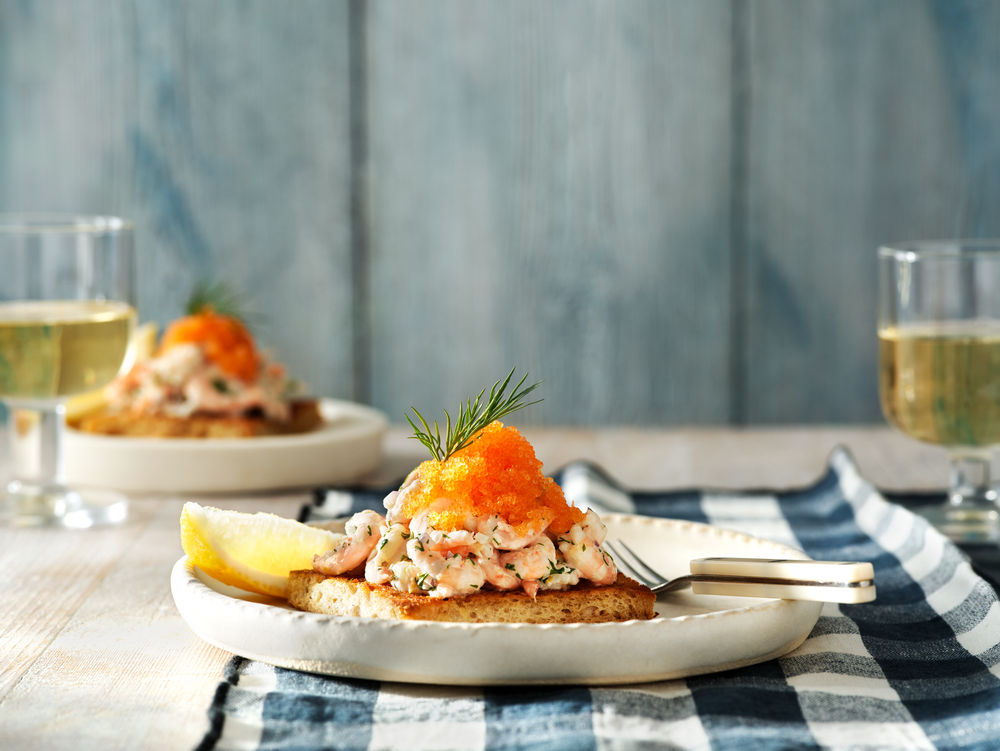 Toast Skagen med löjrom på grillat surdegsbröd