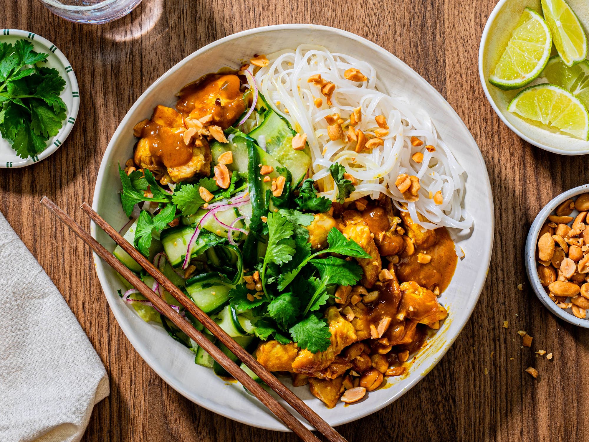 Kycklingsatay med risnudlar och gurksallad