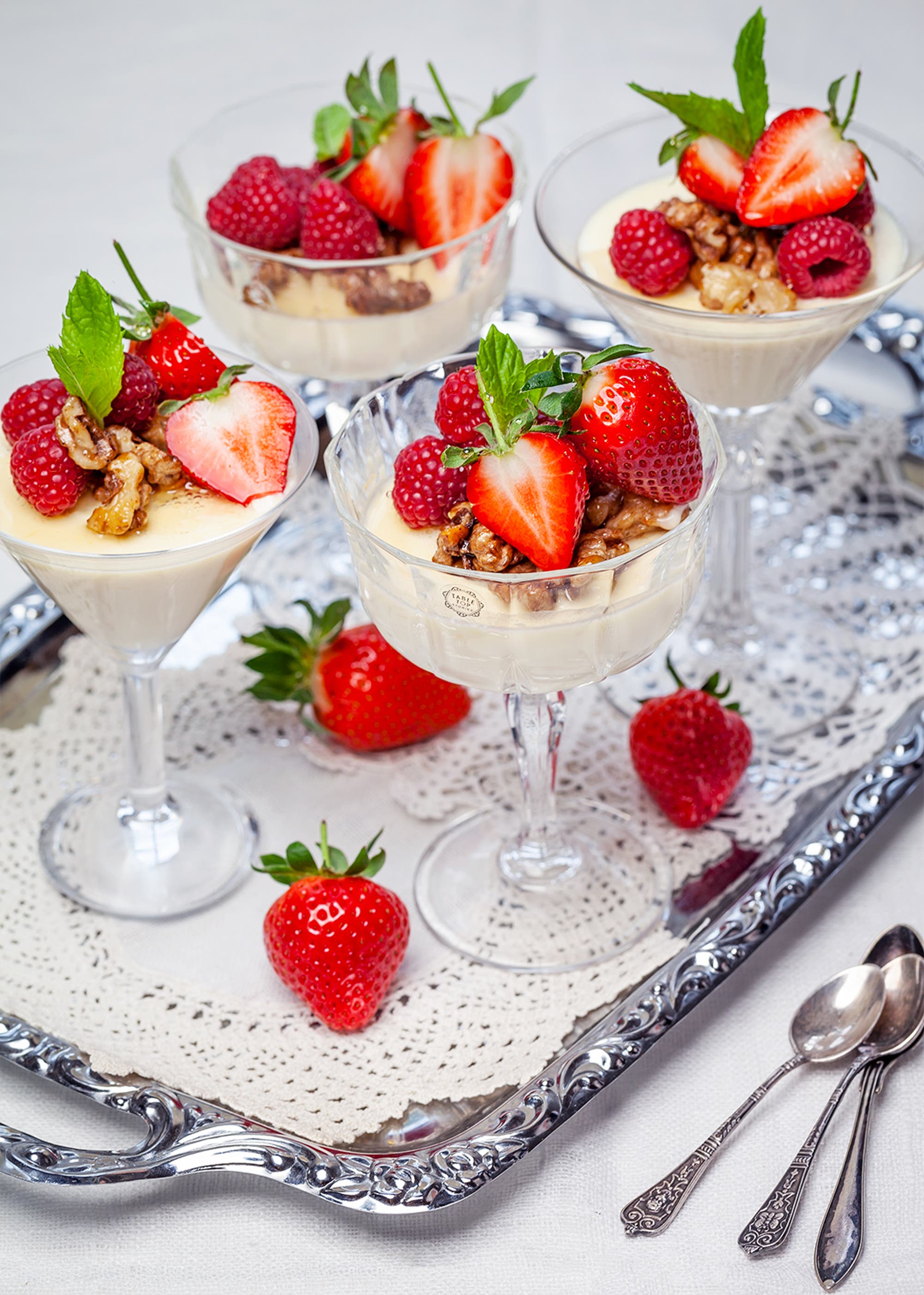Lemon posset med bär och karamelliserade nötter