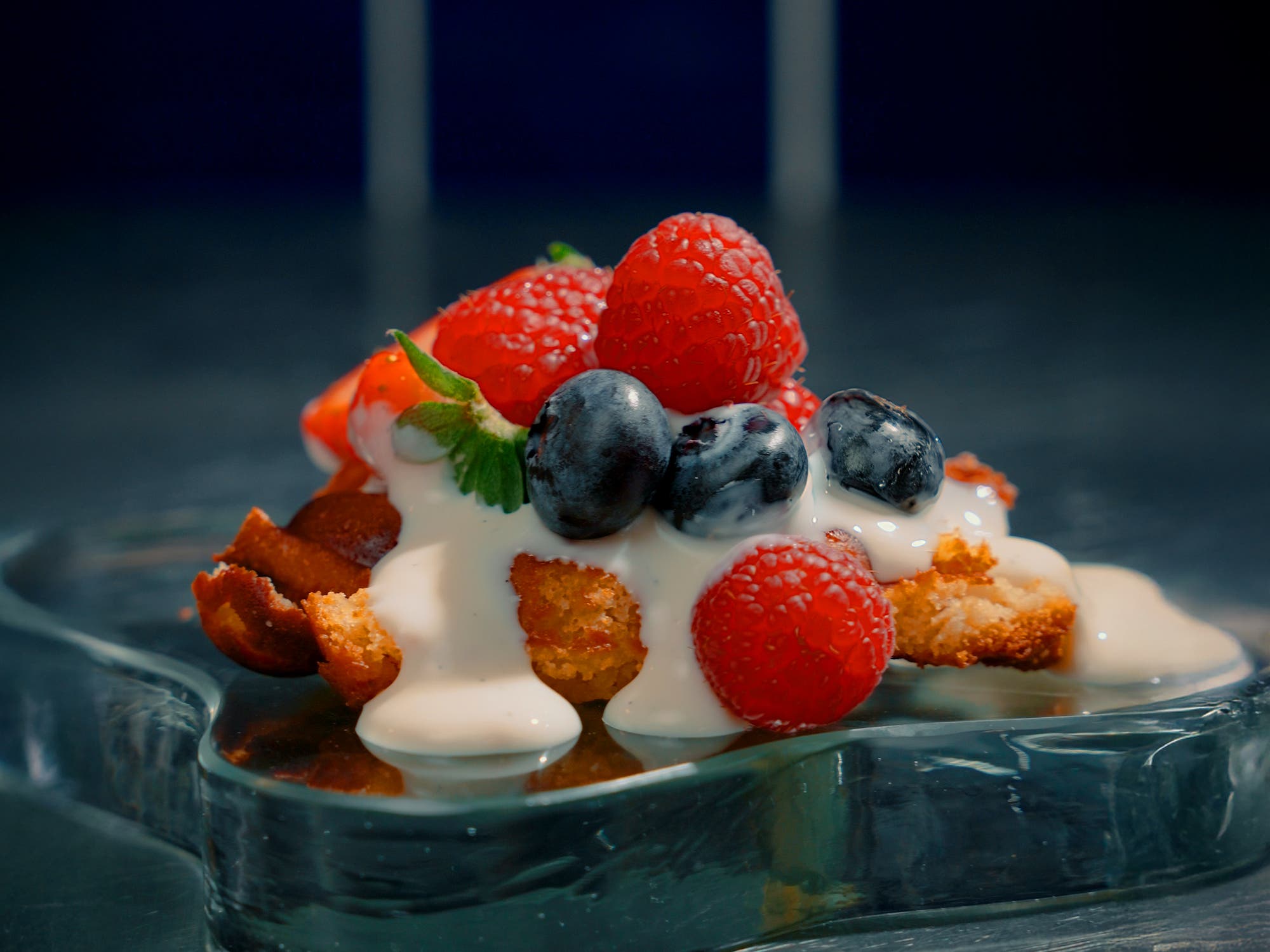 Våfflad sockerkaka med vaniljvisp och bär