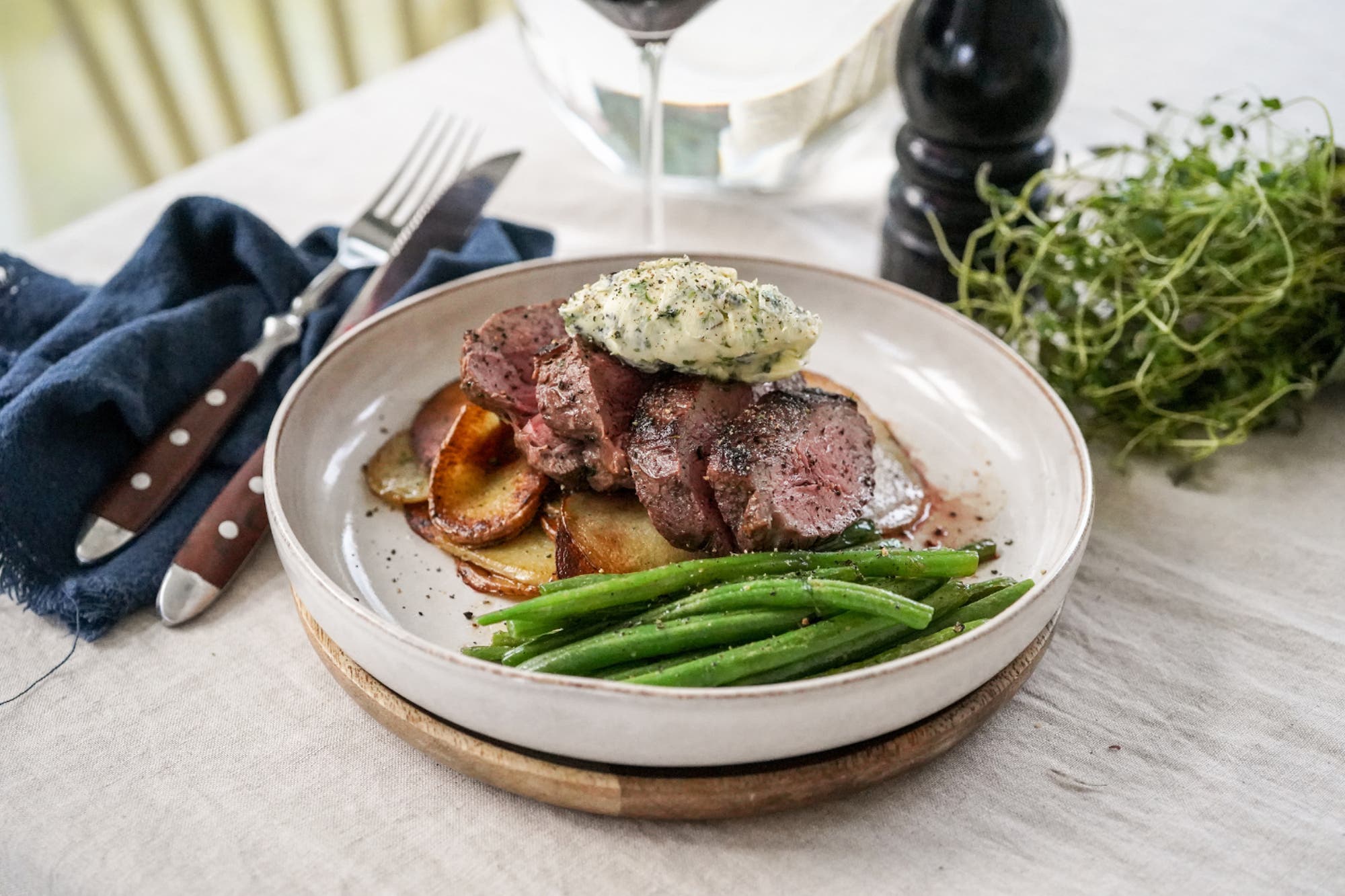 Lammrostbiff provencale, råstekt potatis och haricot verts