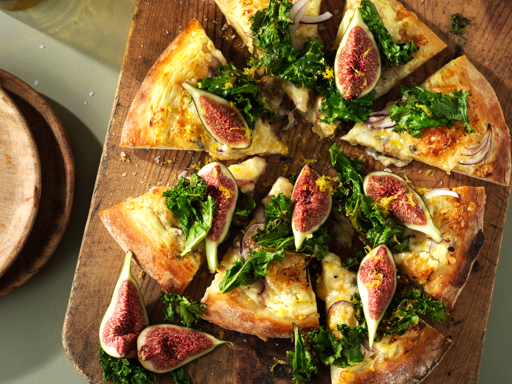 Grönkålspizza med roquefort, fikon och citron