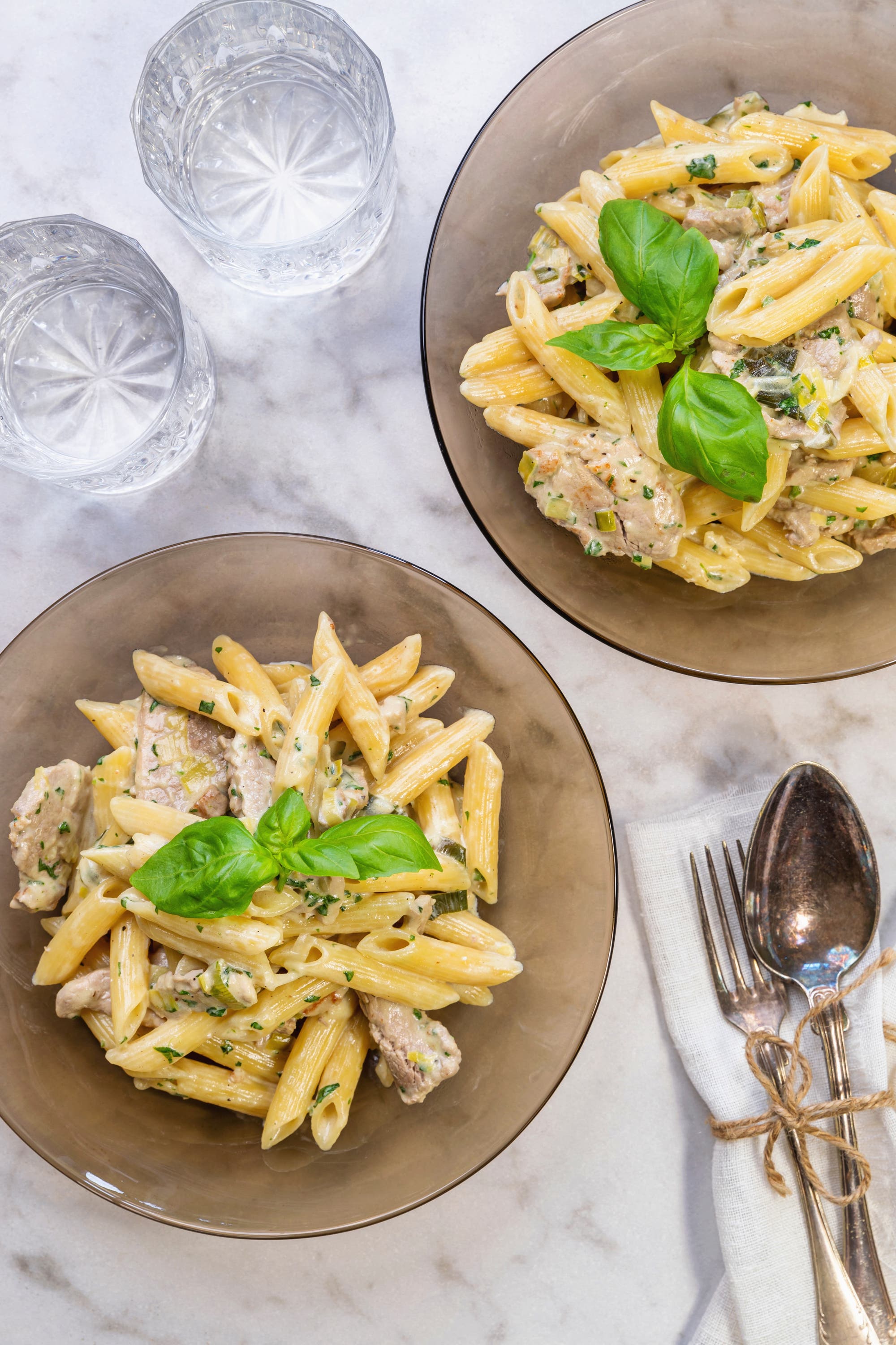 Vitlöksdoftande pasta med fläskfilé och basilika