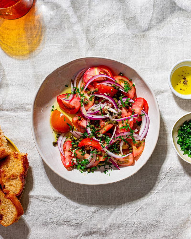 Tomatsallad med rödlök och kapris