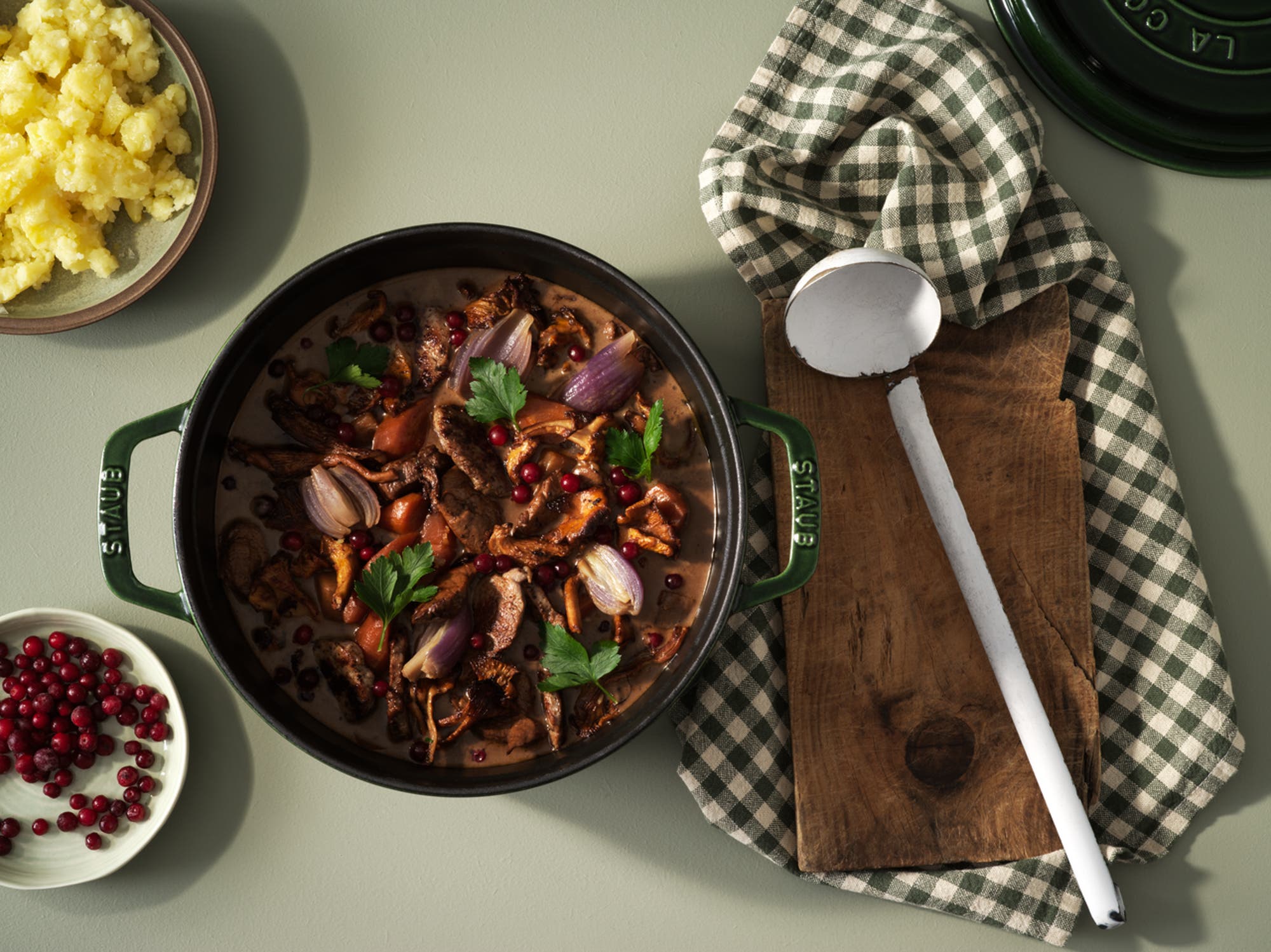 Fläskfilégryta med kantareller och lingon