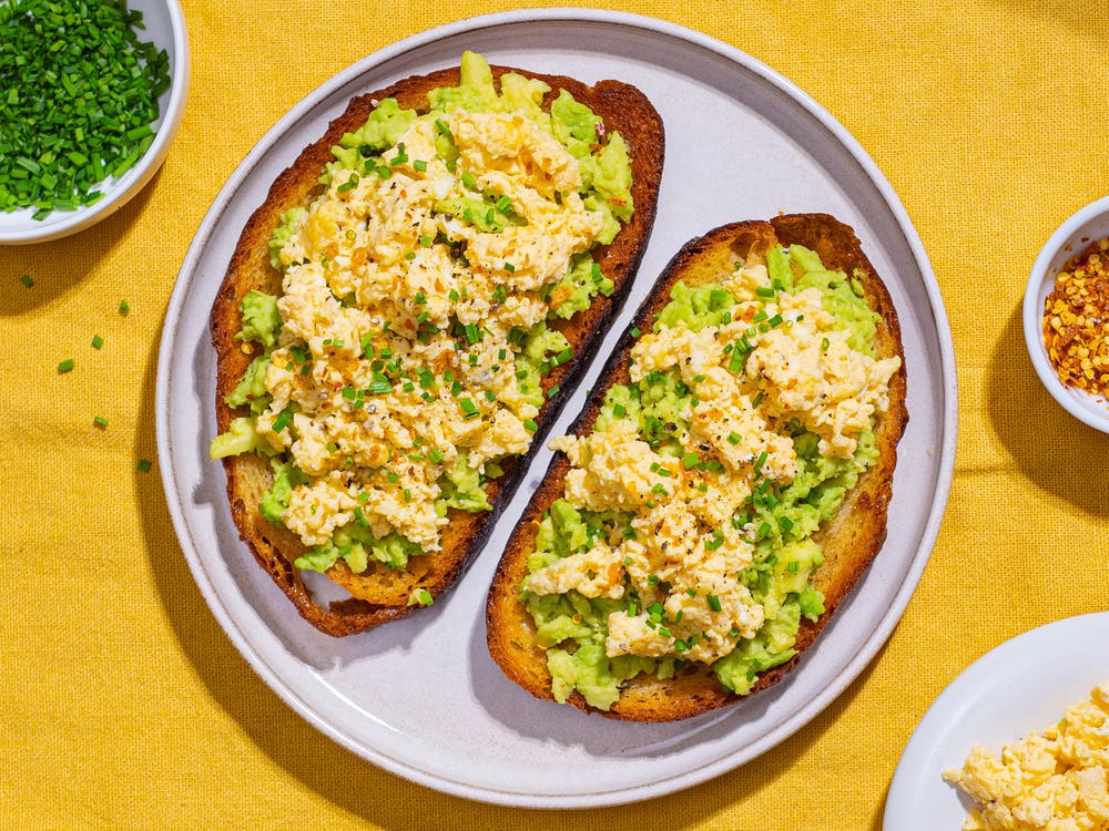 Avokadotoast med ägg och cottage cheese
