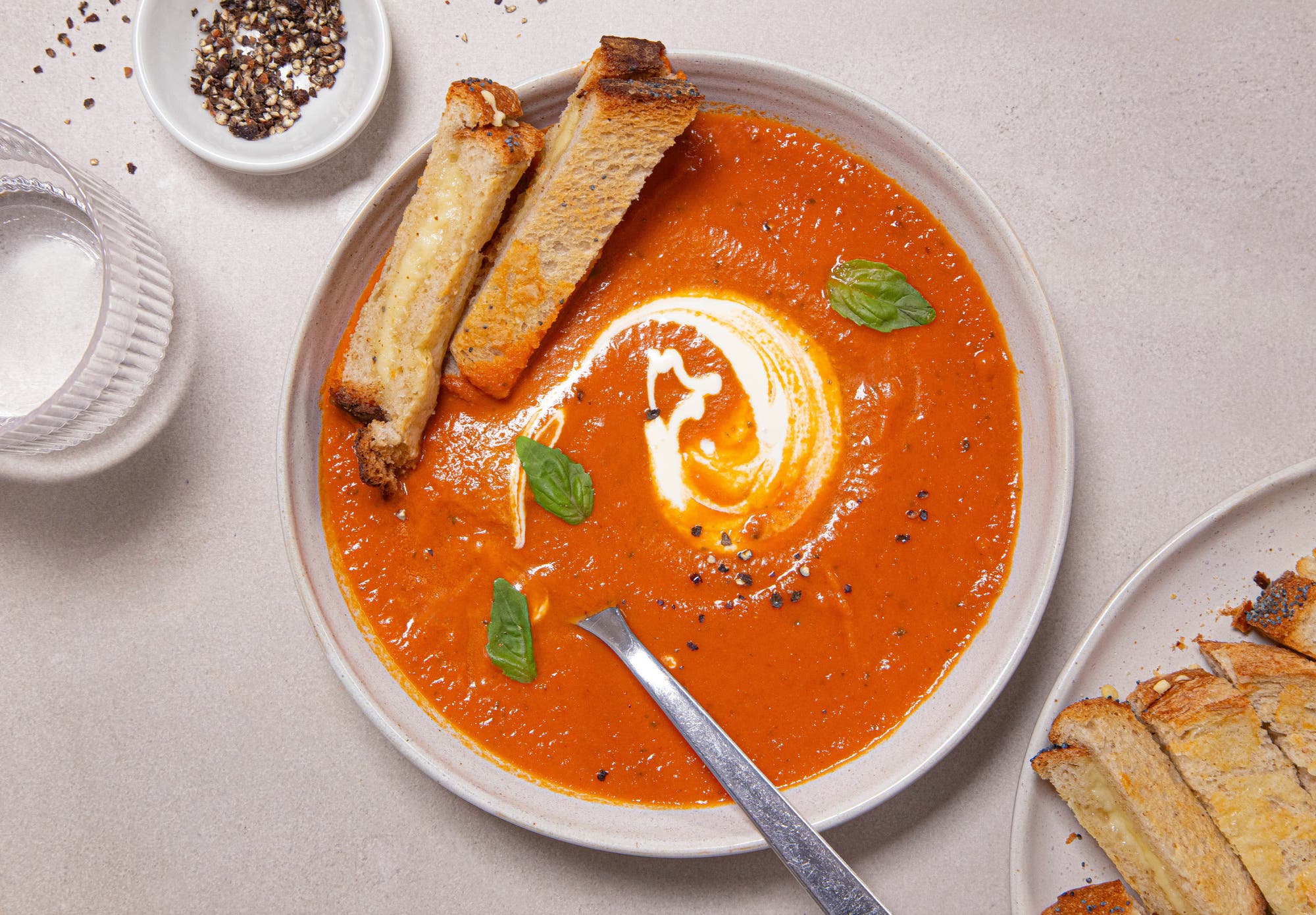 Tomatsoppa med parmesanstänger