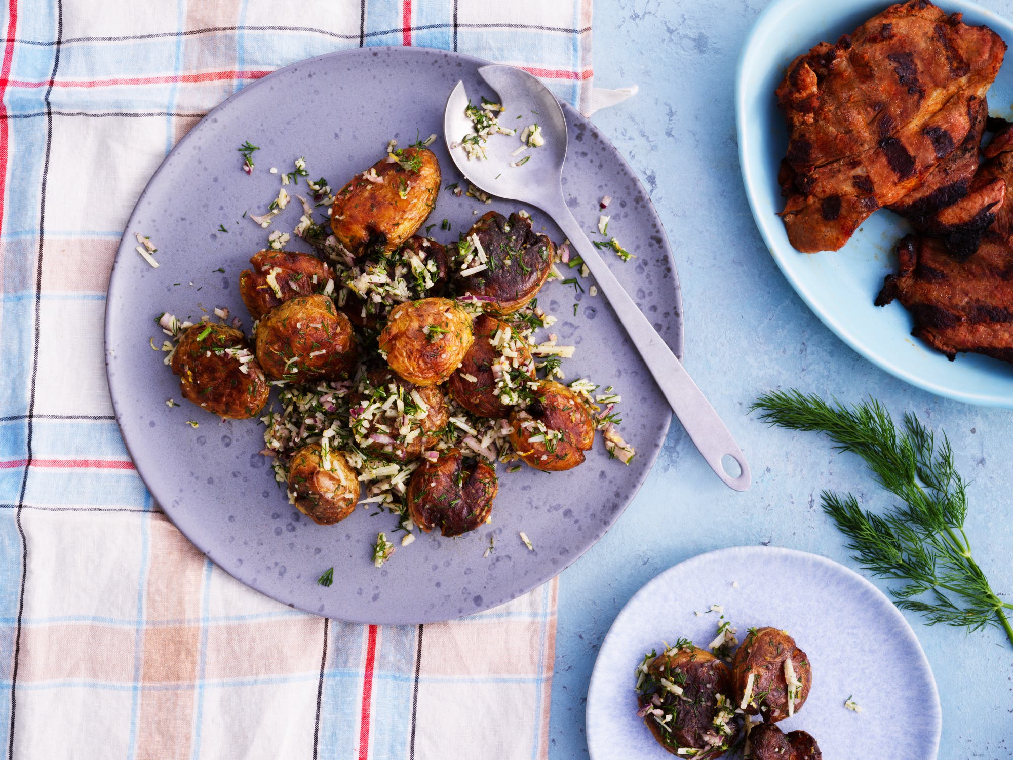 Grillskivor med grillad smashad potatissallad