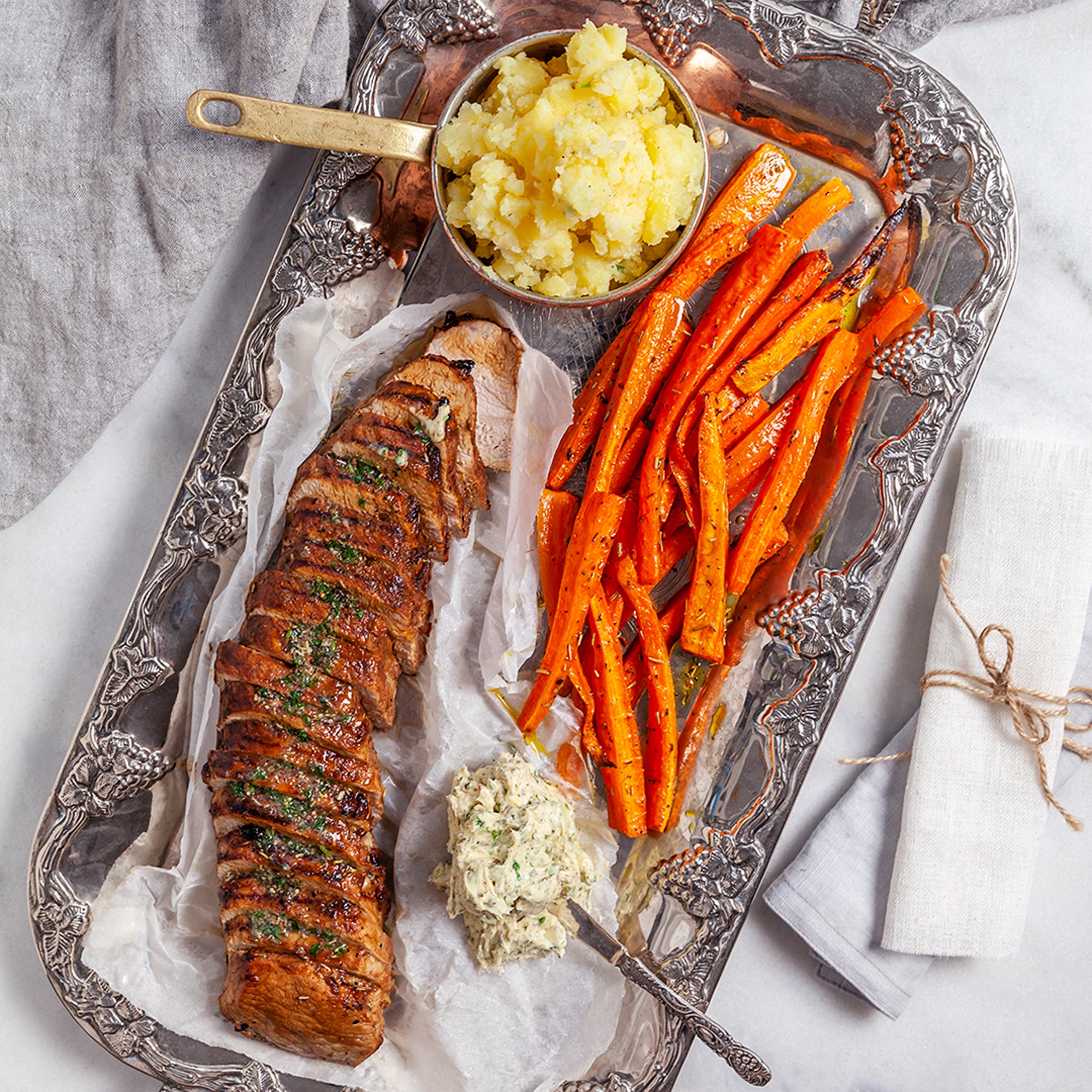 Helstekt fläskytterfilé med krossad potatis och örtsmör